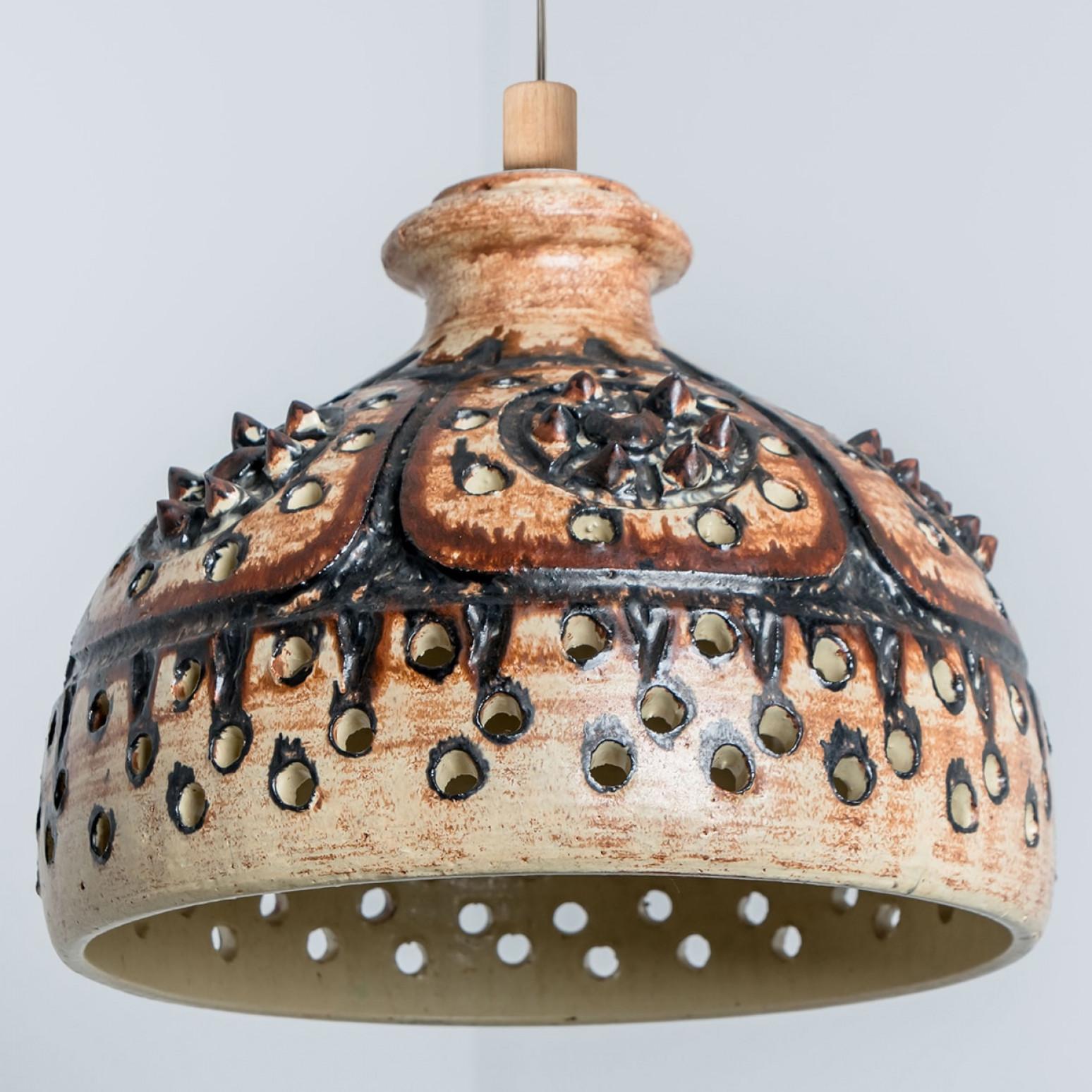 Ceramica Lampada a sospensione in ceramica marrone conica, Danimarca, 1970 in vendita