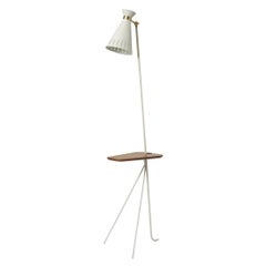 Lampada da terra a cono con tavolo bianco caldo di Warm Nordic
