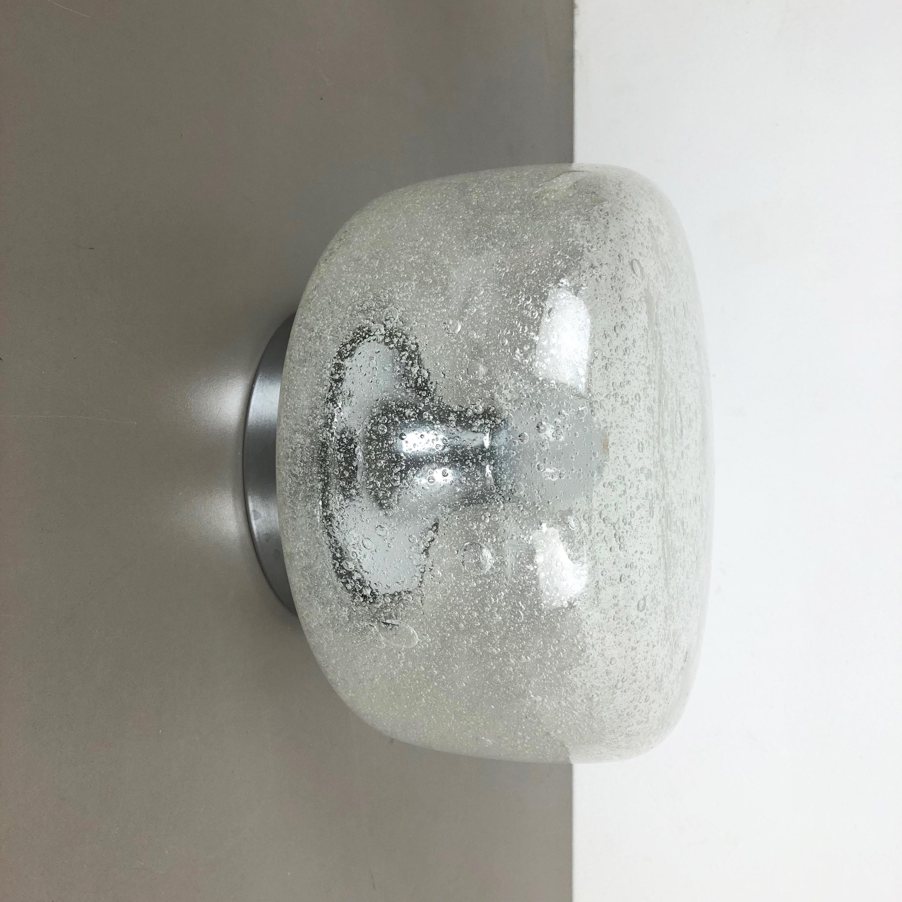Article:

Wall light sconce


Producer:

Hillebrand Leuchten, Germany



Origin:

Germany



Age:

1970s



Original modernist german wall light made of high quality glass in cone form and clear glass bubble structure with a