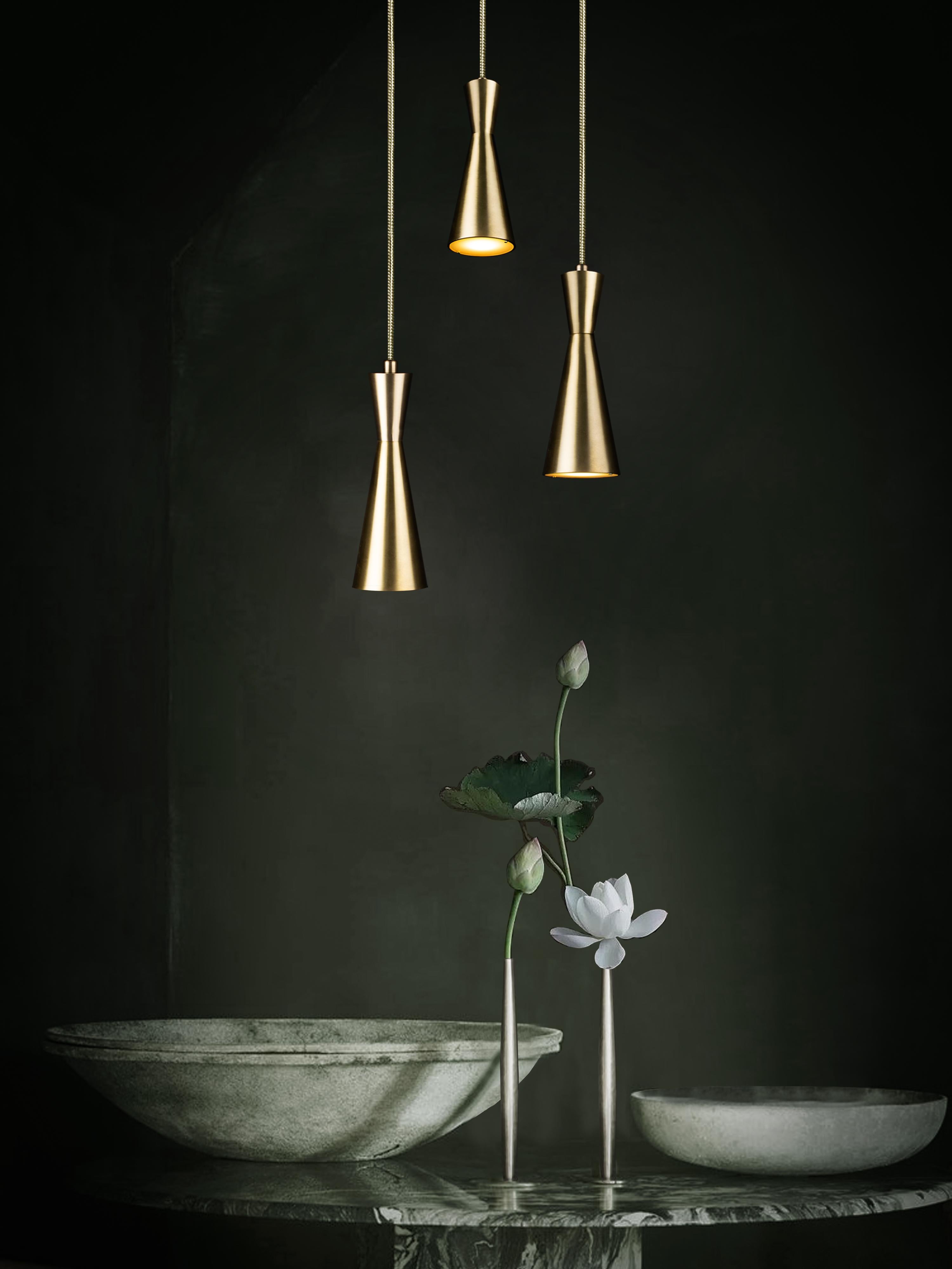 Britannico Lampada a cono 3 pezzi di Marc Wood, lampade in ottone fatte a mano con lampadine a LED GU10 in vendita