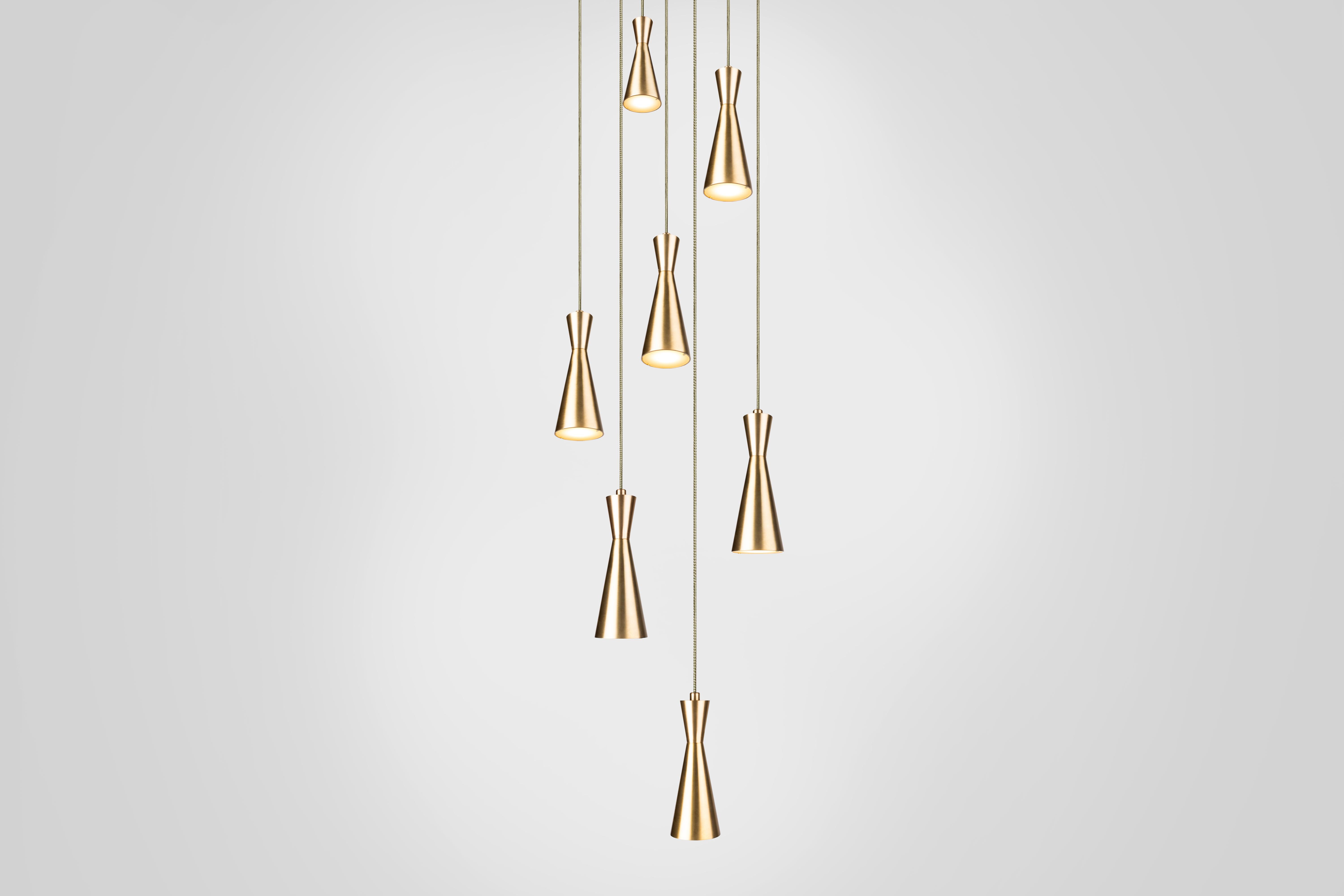 Oggetti in metallo Lampada a cono 7 pezzi di Marc Wood, lampade in ottone fatte a mano con lampadine LED GU10 in vendita