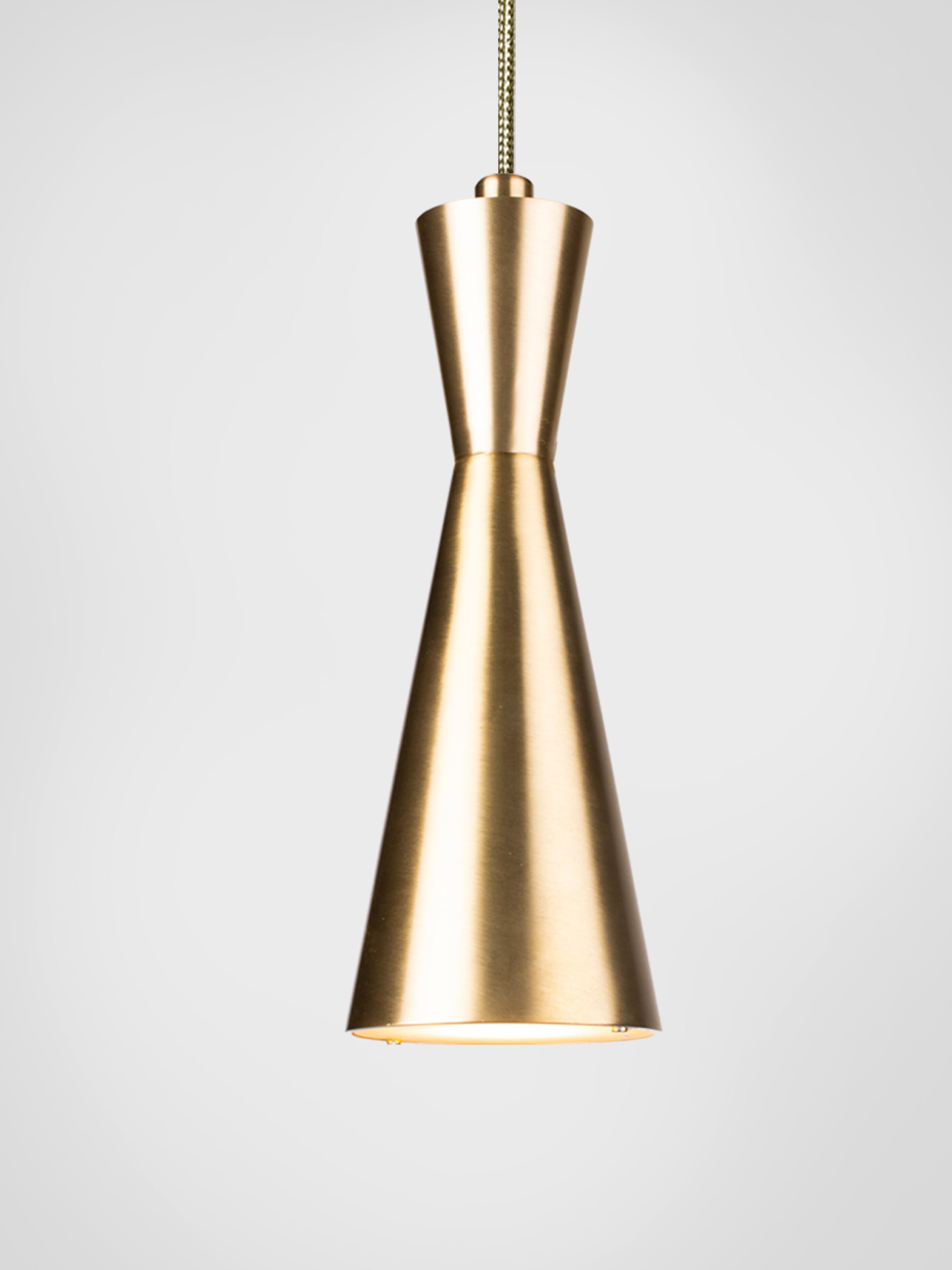 Lampada a sospensione a cono, Medium di Marc Wood, lampada in ottone fatta a mano con lampadine LED GU10 In condizioni Nuovo in vendita a London, GB