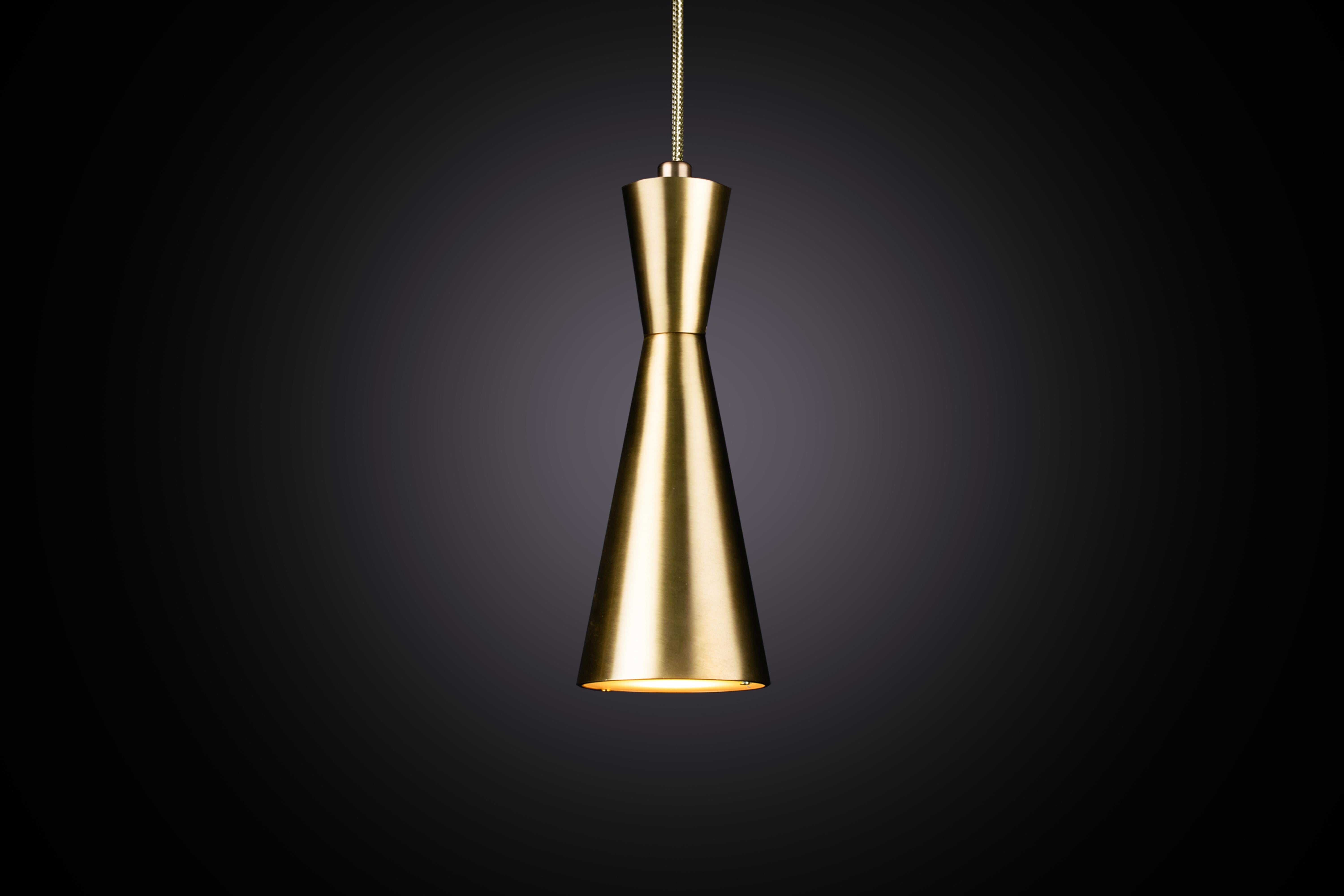 Cone è stato progettato per mostrare la bellezza e l'eleganza senza tempo della simmetria geometrica. Ogni cono è ricavato da un solido blocco di ottone.