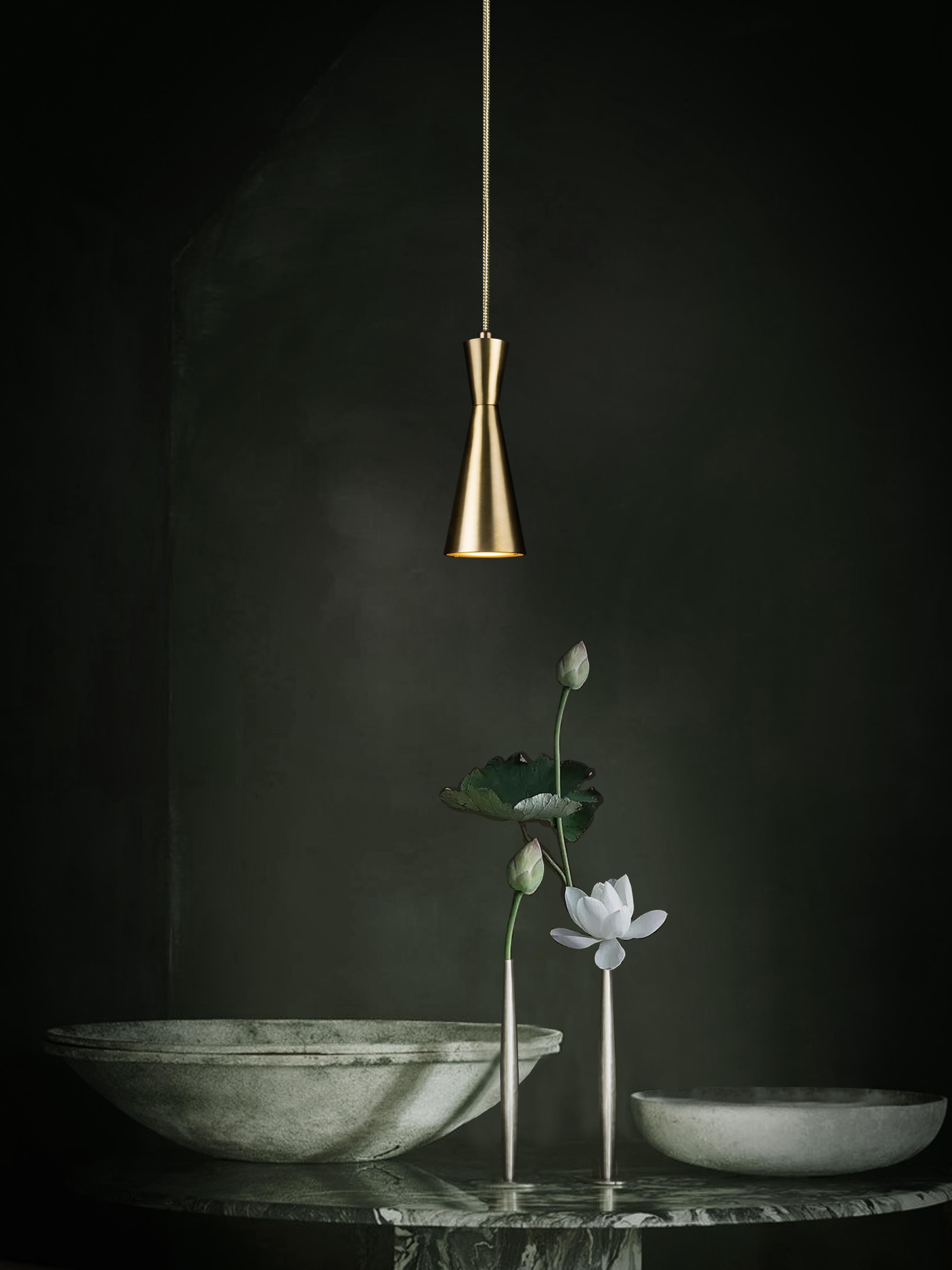 Britannico Lampada a sospensione a cono, piccola di Marc Wood, lampade in ottone fatte a mano con lampadina LED GU10 in vendita