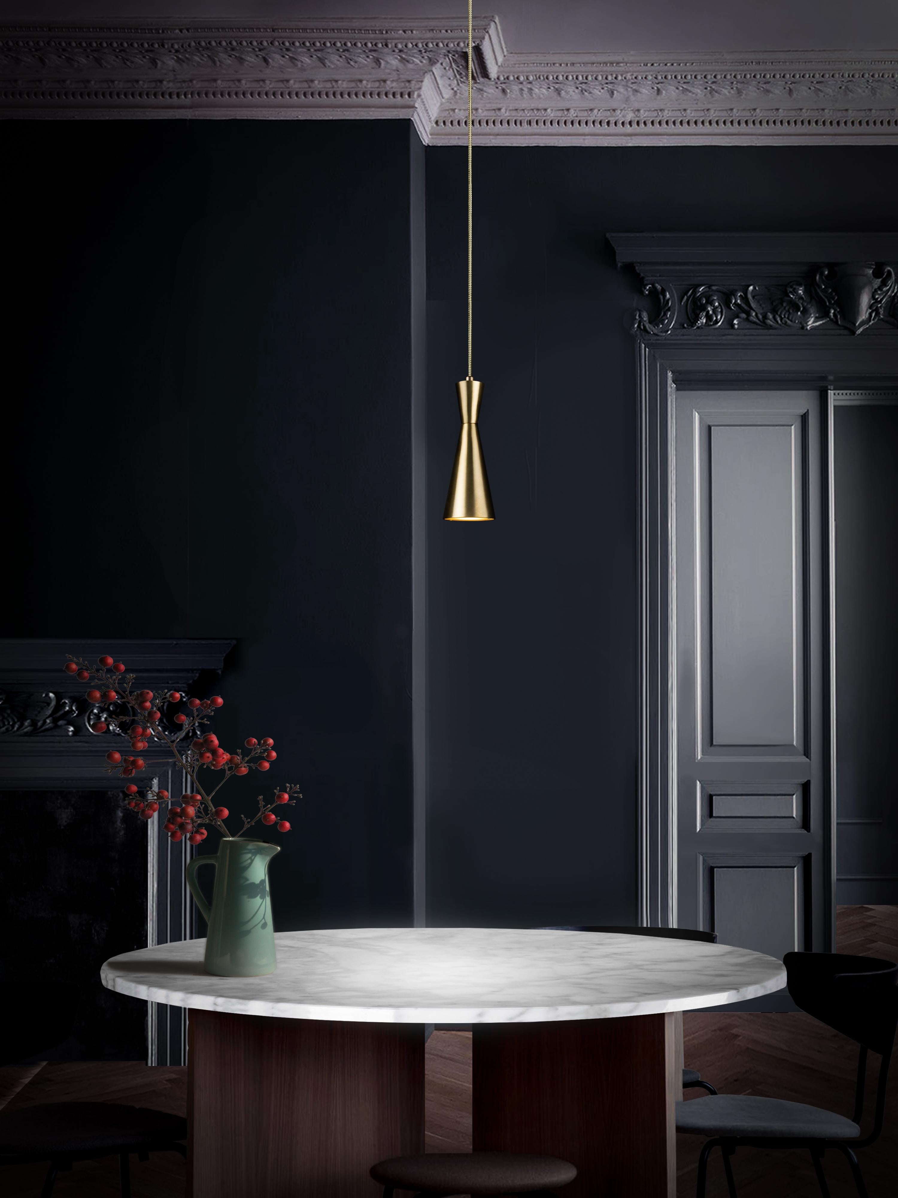 Oggetti in metallo Lampada a sospensione a cono, piccola di Marc Wood, lampade in ottone fatte a mano con lampadina LED GU10 in vendita