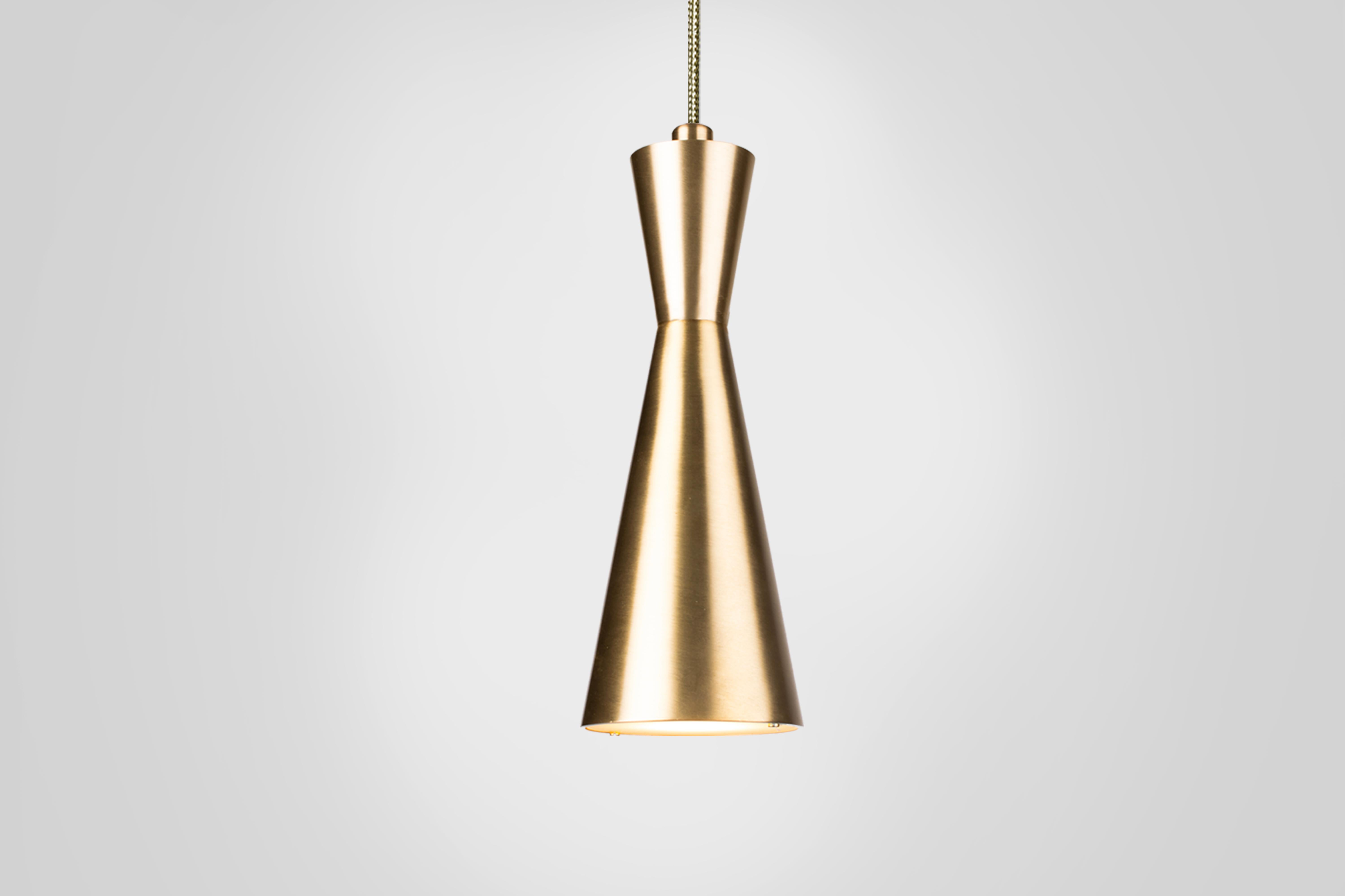 Lampada a sospensione a cono, piccola di Marc Wood, lampade in ottone fatte a mano con lampadina LED GU10 In condizioni Nuovo in vendita a London, GB