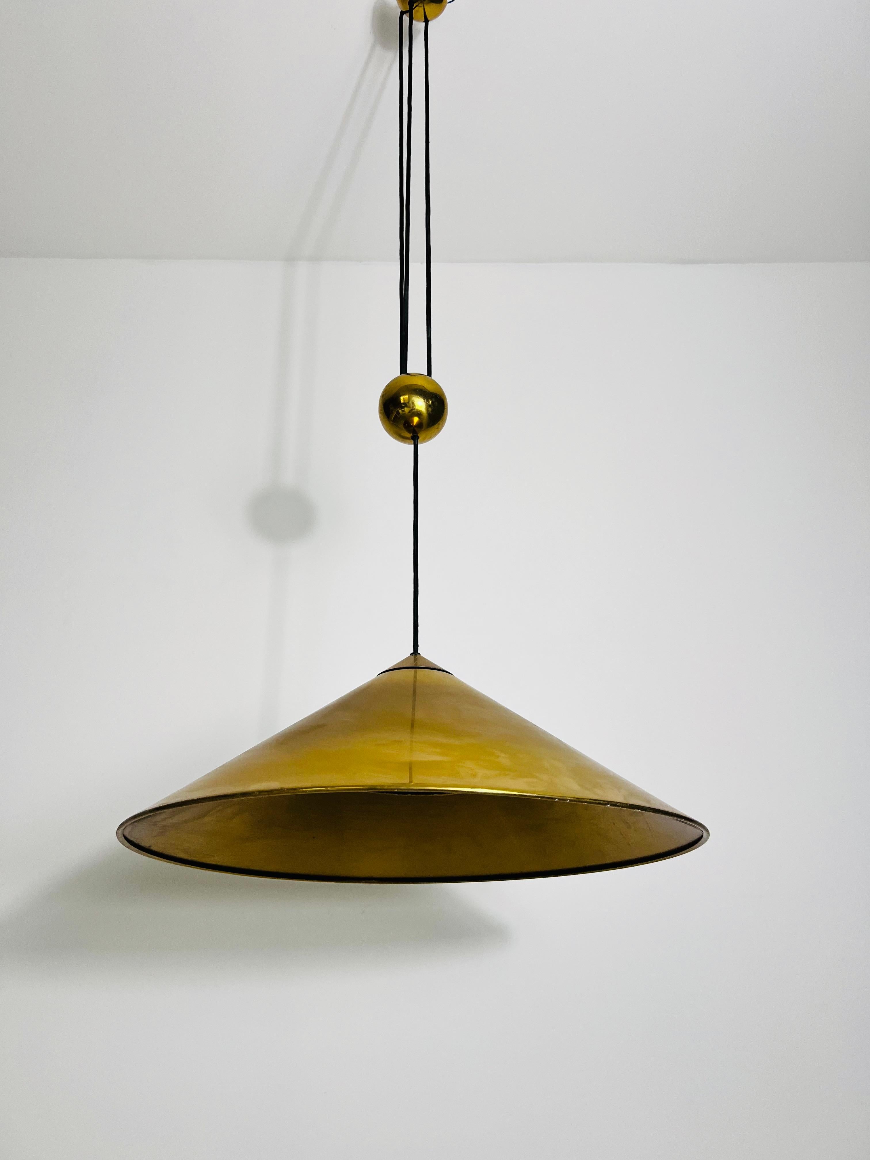 Lampada a sospensione in ottone a forma di cono con contrappeso di Florian Schulz, anni '70 in vendita 3