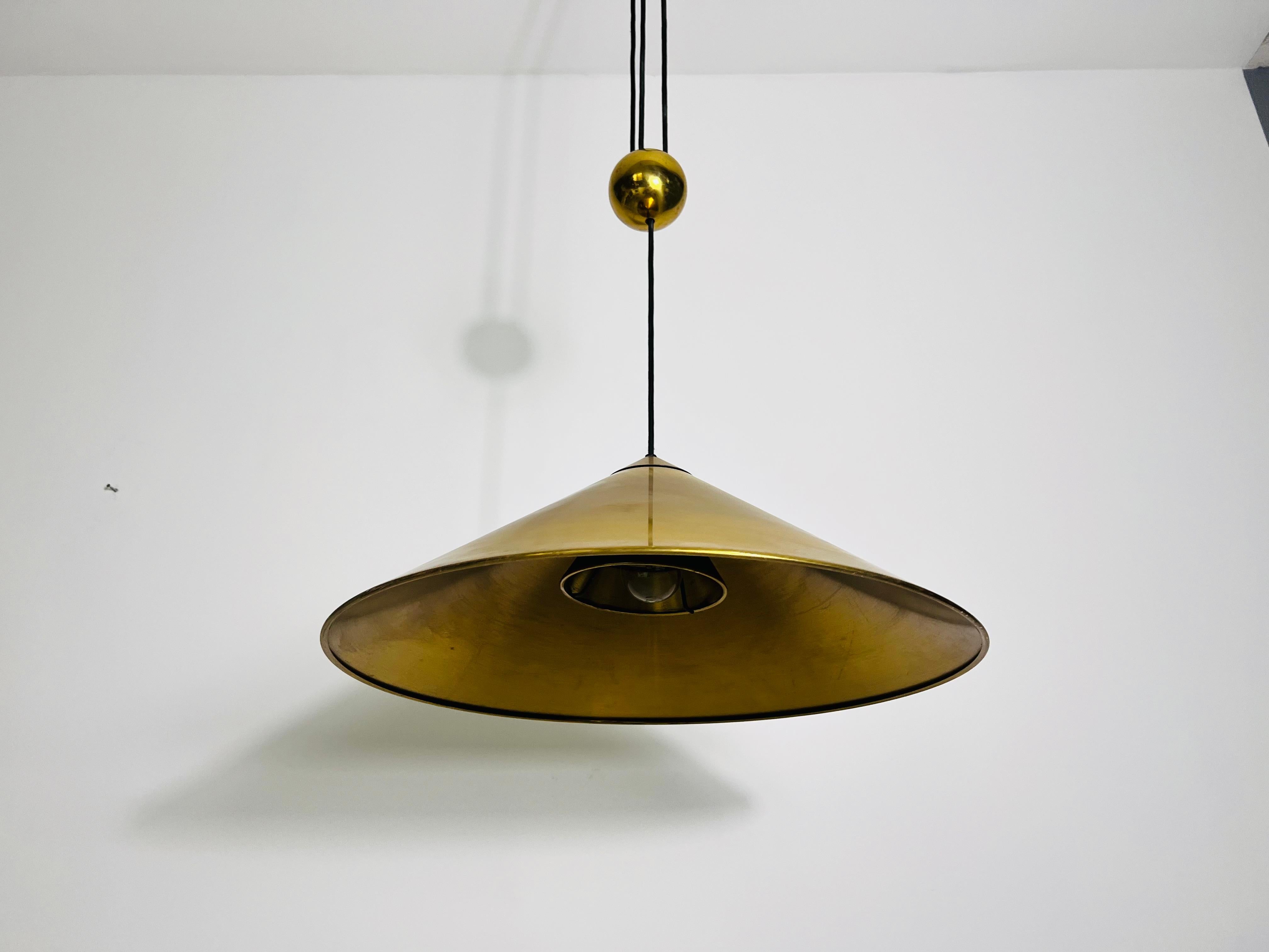 Lampada a sospensione in ottone a forma di cono con contrappeso di Florian Schulz, anni '70 in vendita 4