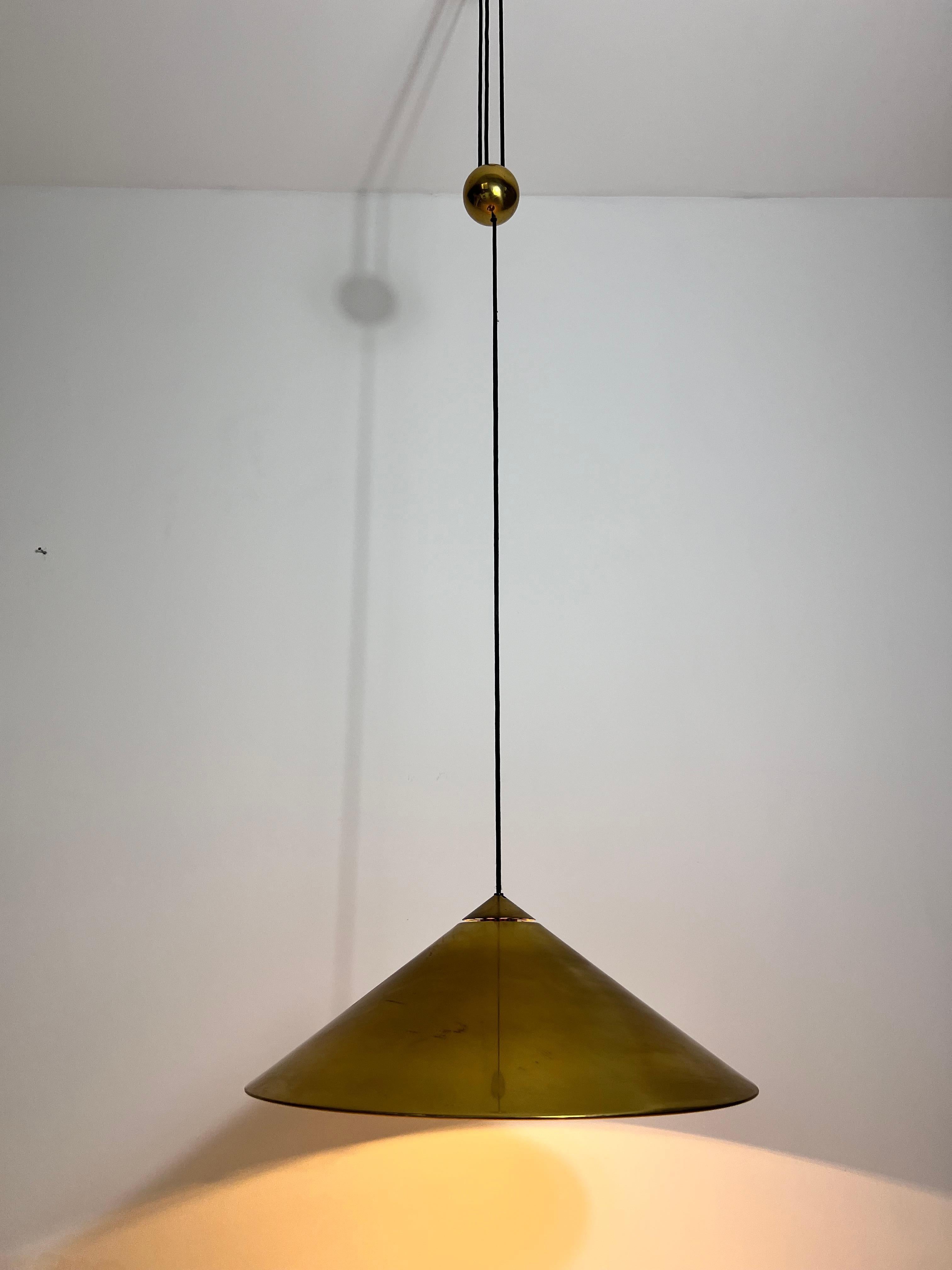 Lampada a sospensione in ottone a forma di cono con contrappeso di Florian Schulz, anni '70 in vendita 5