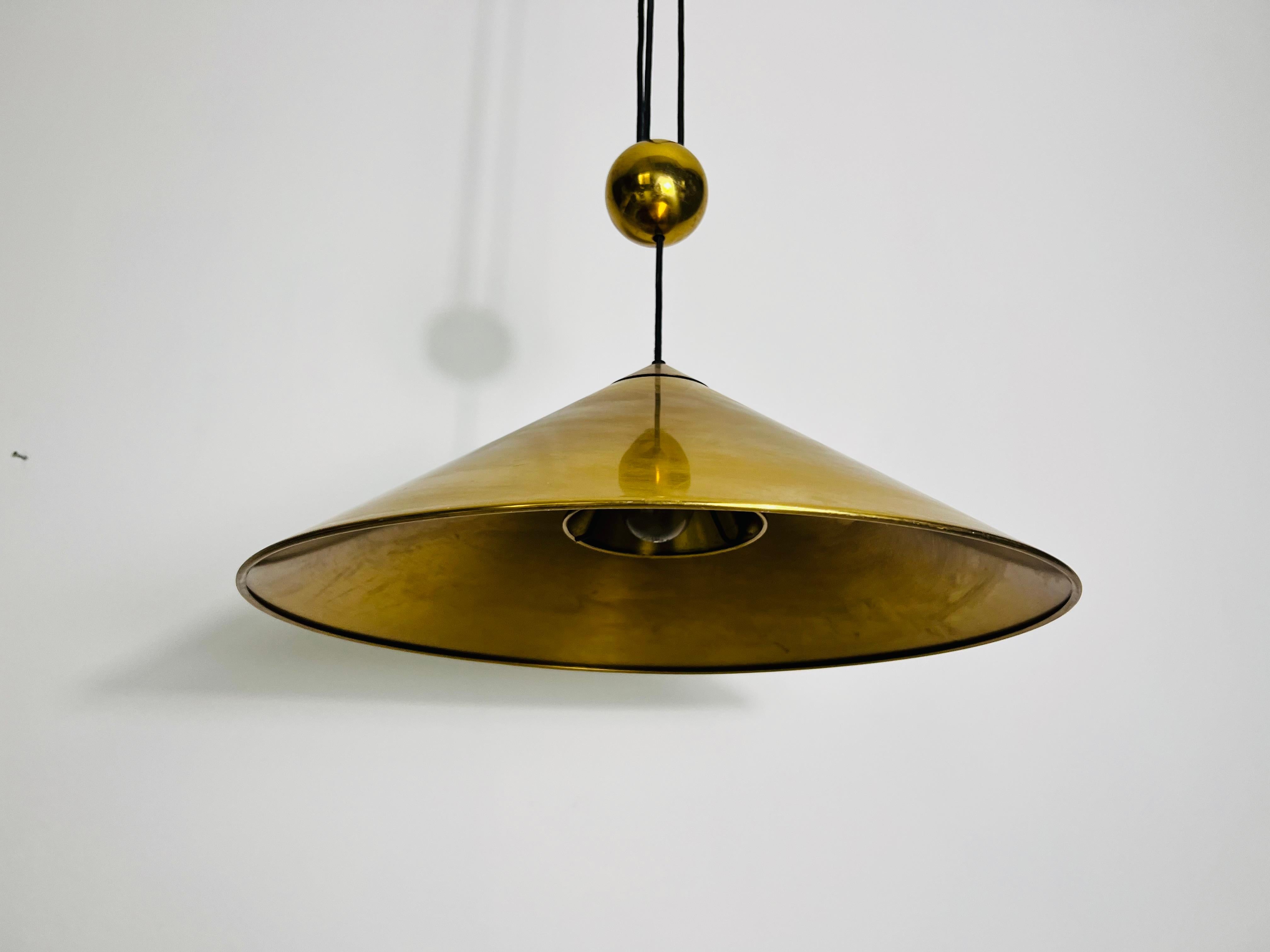Mid-Century moderno Lampada a sospensione in ottone a forma di cono con contrappeso di Florian Schulz, anni '70 in vendita
