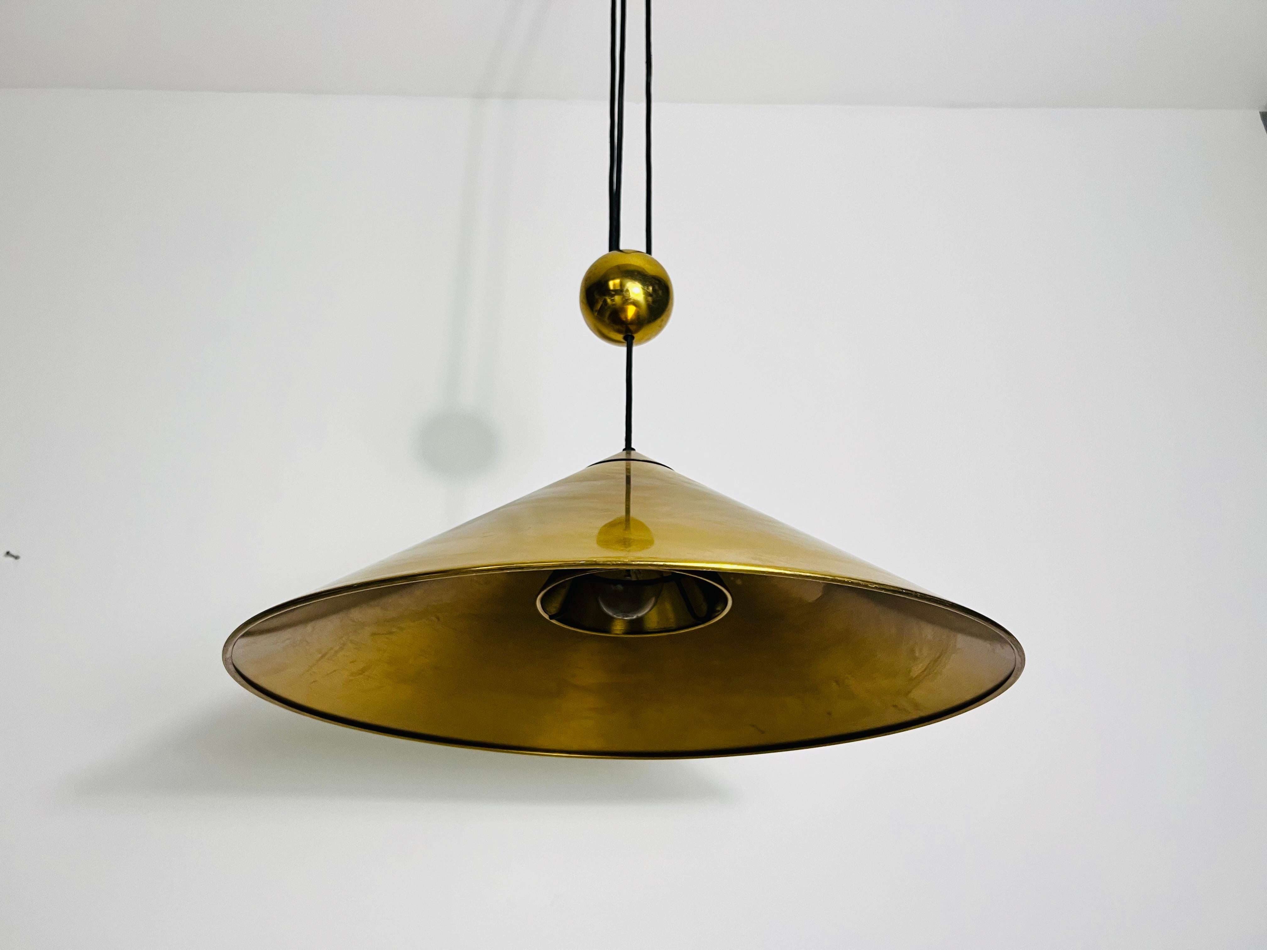Tedesco Lampada a sospensione in ottone a forma di cono con contrappeso di Florian Schulz, anni '70 in vendita
