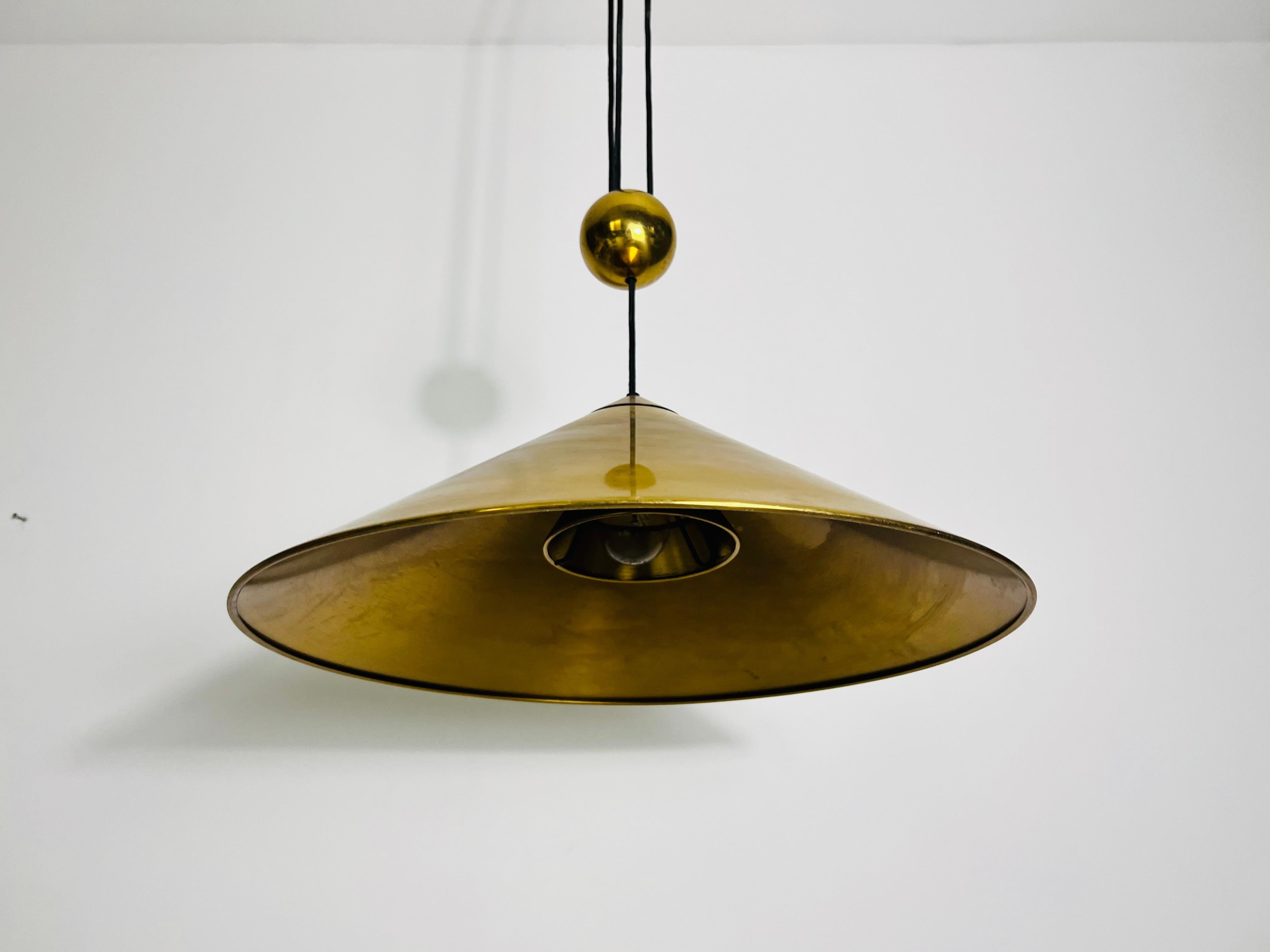 Lampada a sospensione in ottone a forma di cono con contrappeso di Florian Schulz, anni '70 In condizioni buone in vendita a Hagenbach, DE
