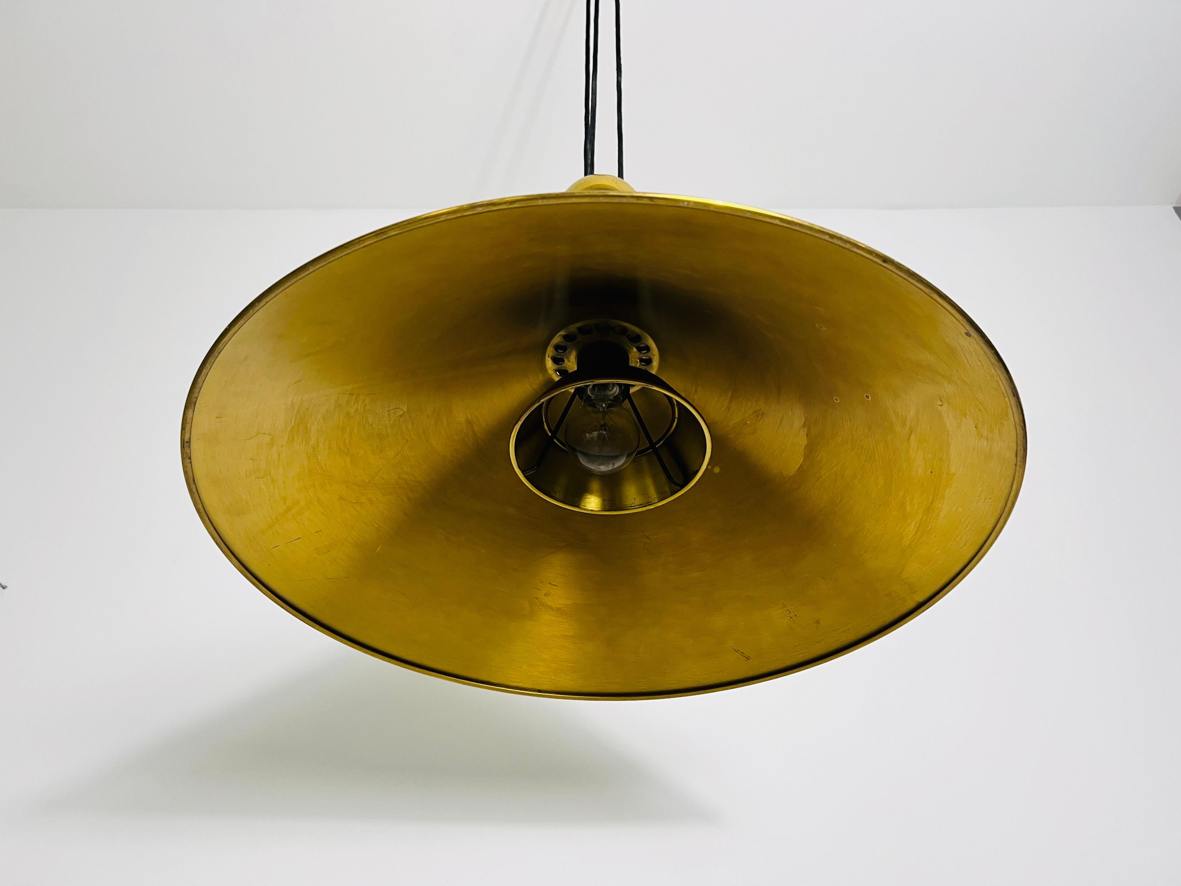 Fine XX secolo Lampada a sospensione in ottone a forma di cono con contrappeso di Florian Schulz, anni '70 in vendita