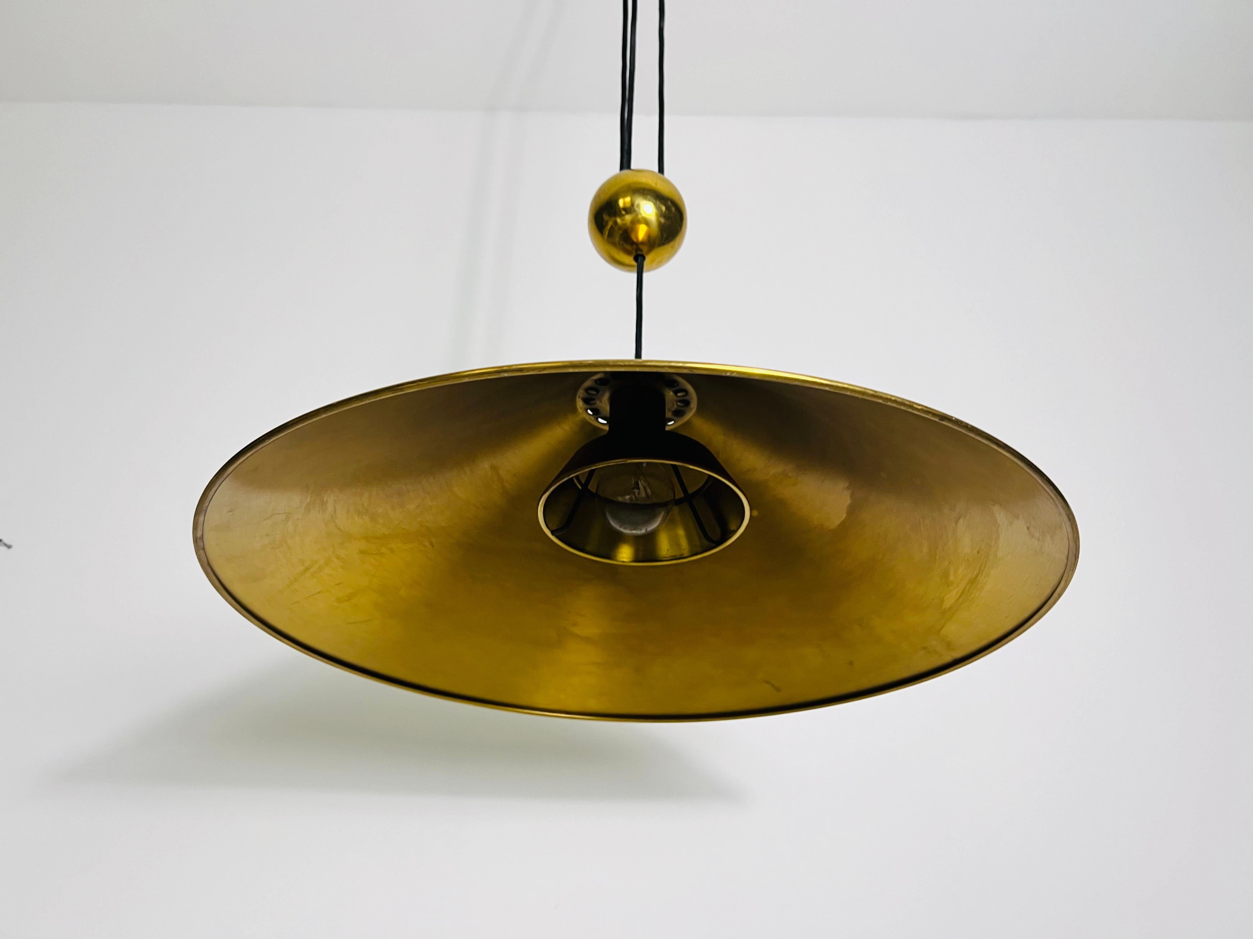 Ottone Lampada a sospensione in ottone a forma di cono con contrappeso di Florian Schulz, anni '70 in vendita