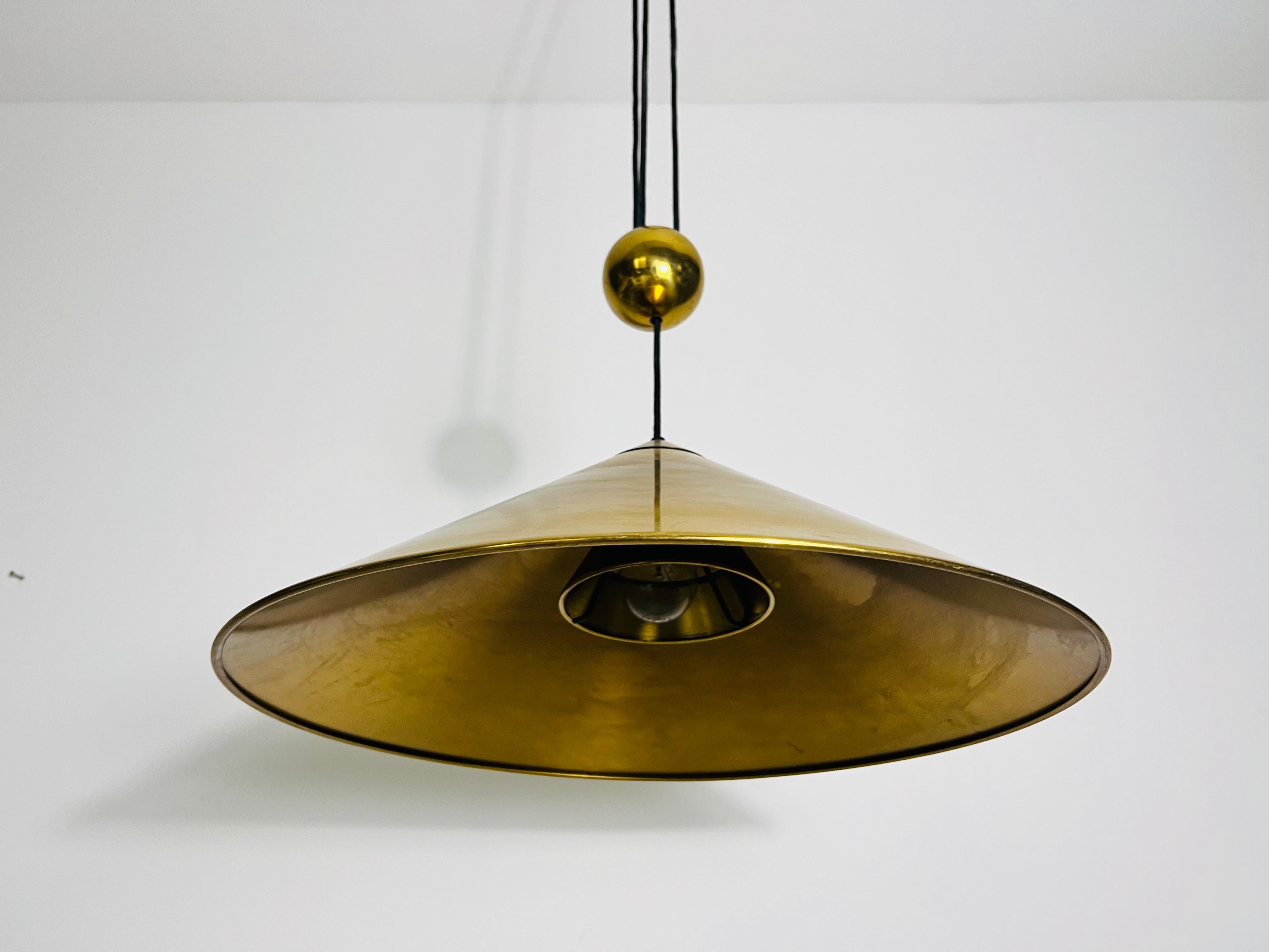 Lampada a sospensione in ottone a forma di cono con contrappeso di Florian Schulz, anni '70 in vendita 1