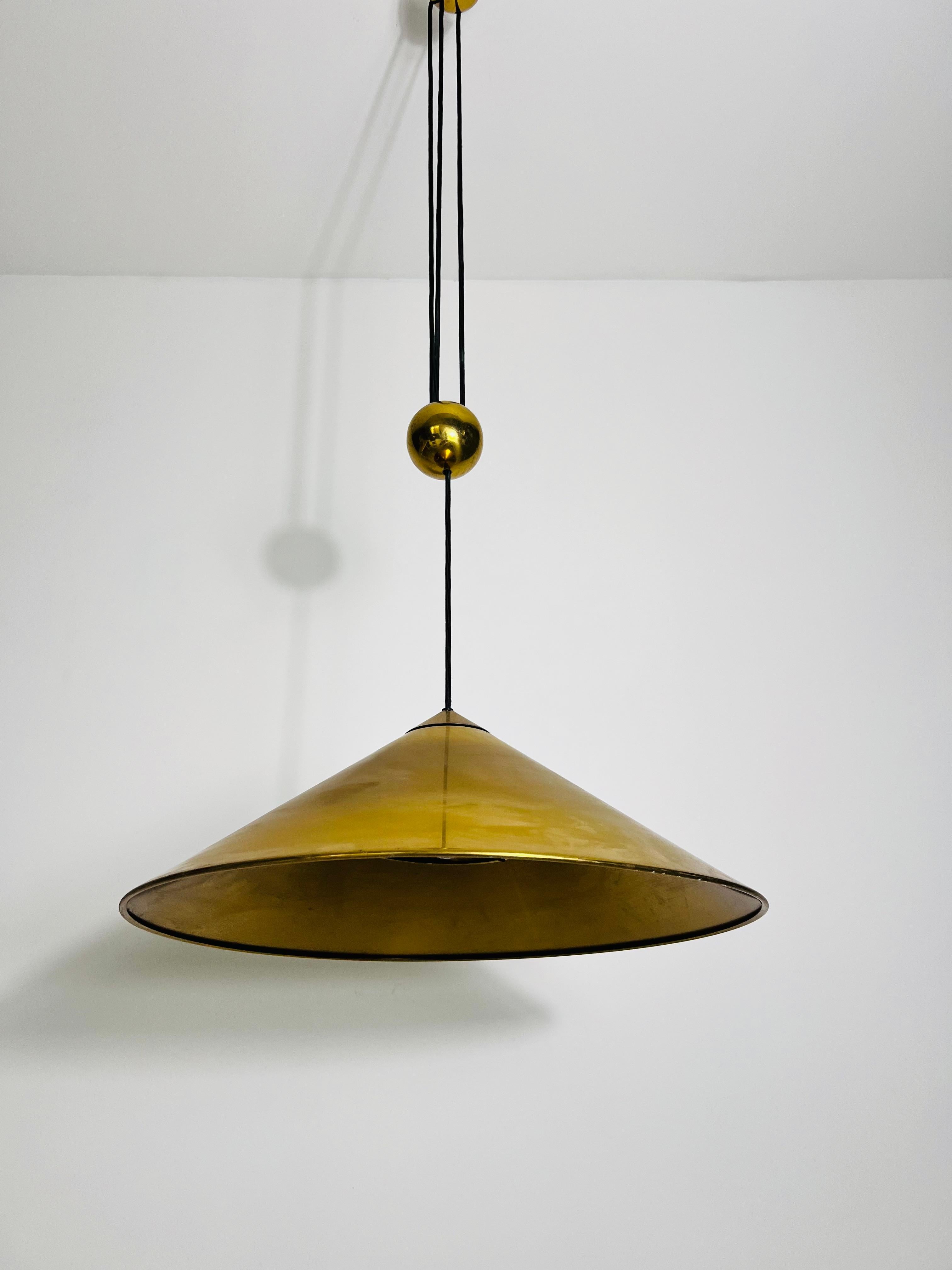 Lampada a sospensione in ottone a forma di cono con contrappeso di Florian Schulz, anni '70 in vendita 2