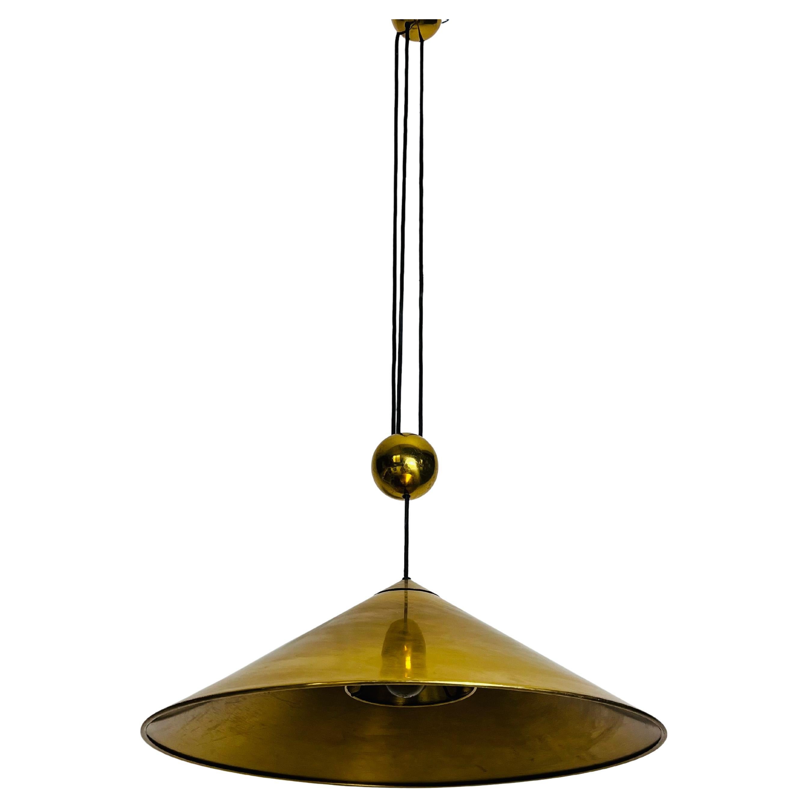 Lampada a sospensione in ottone a forma di cono con contrappeso di Florian Schulz, anni '70 in vendita
