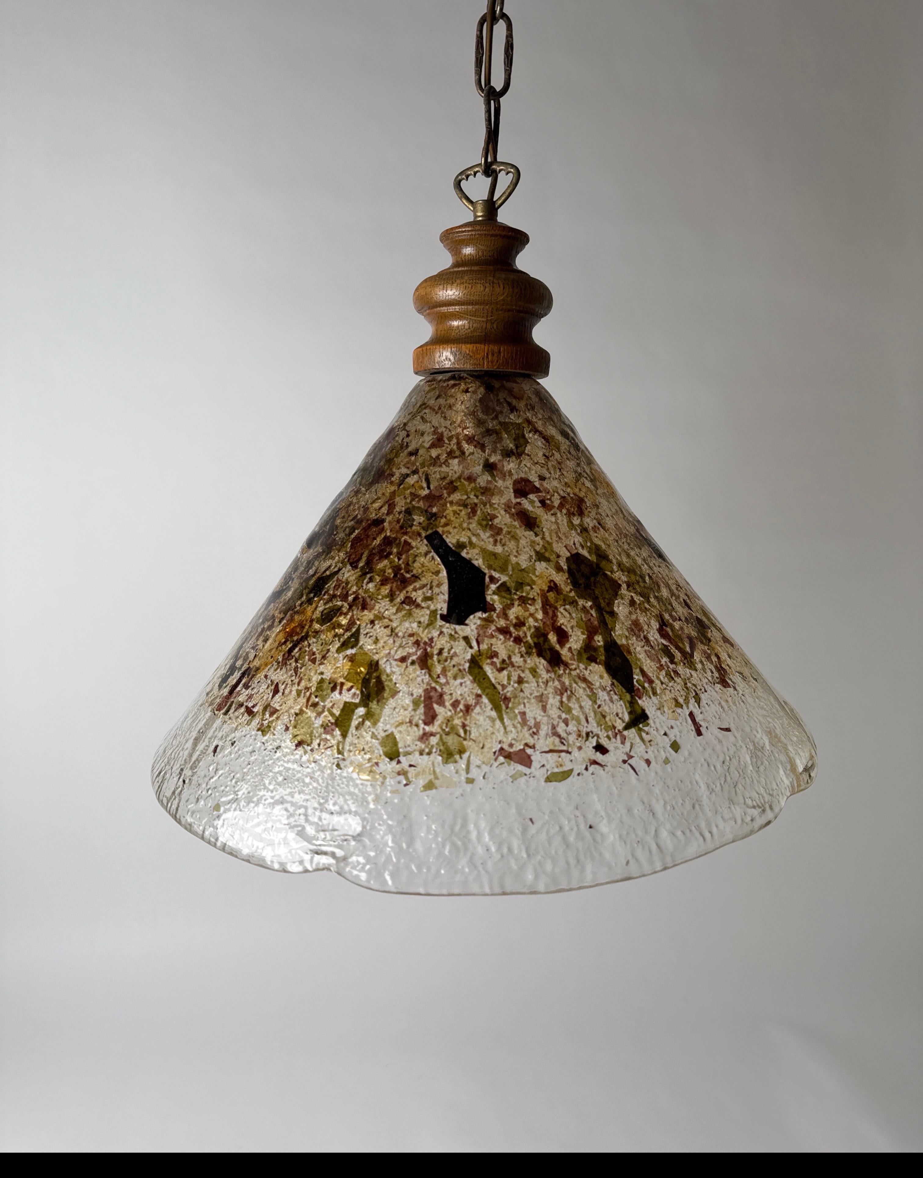 El cristal de Murano, sólido, pesado y de alta calidad, con confeti en forma de cono, te inspirará. En esta lámpara se ha puesto mucho énfasis en la calidad y la durabilidad; puedes decir con la conciencia tranquila que esta lámpara se ha fabricado