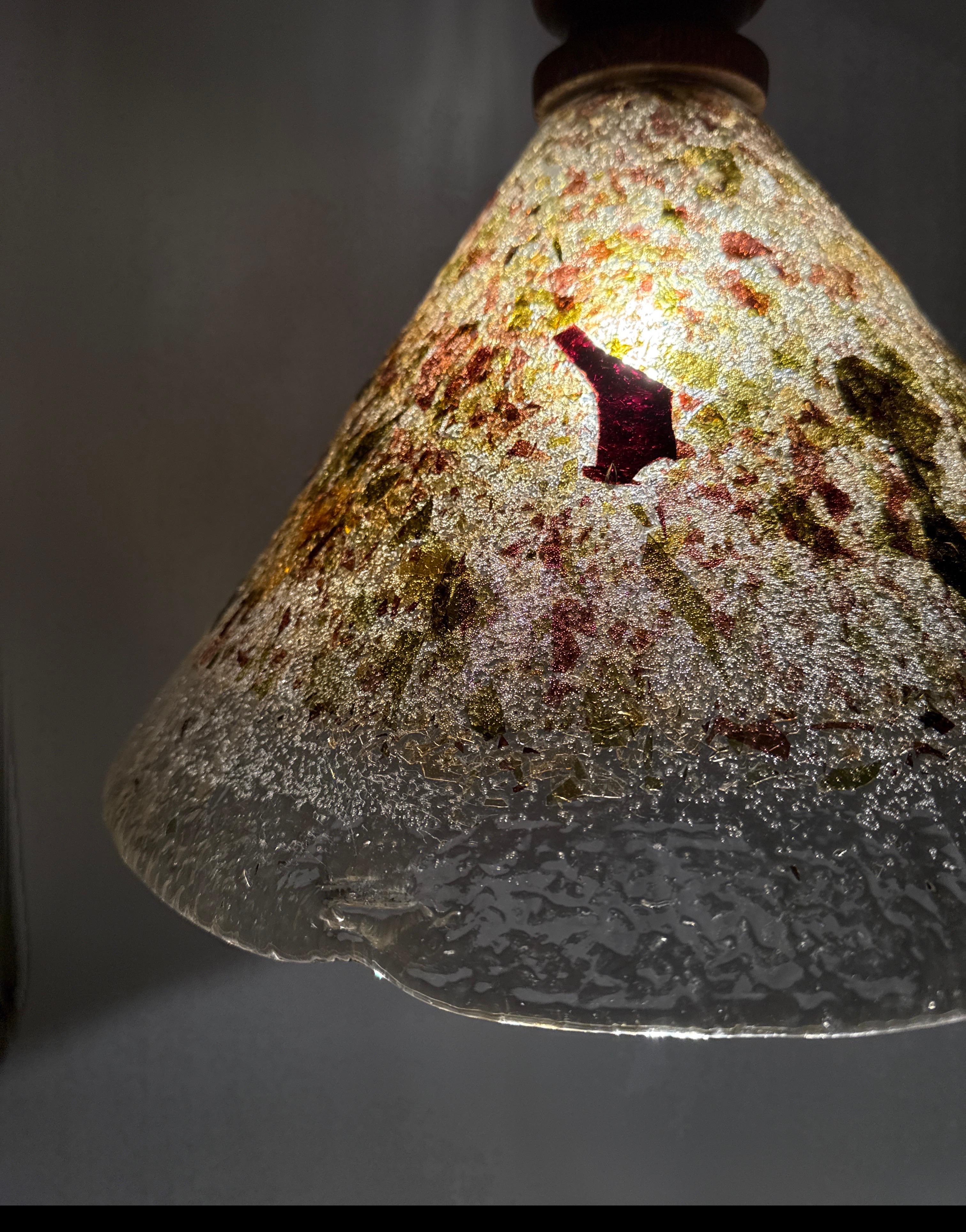 Lámpara colgante en forma de cono de cristal de Murano macizo y roble finales del siglo XX en venta