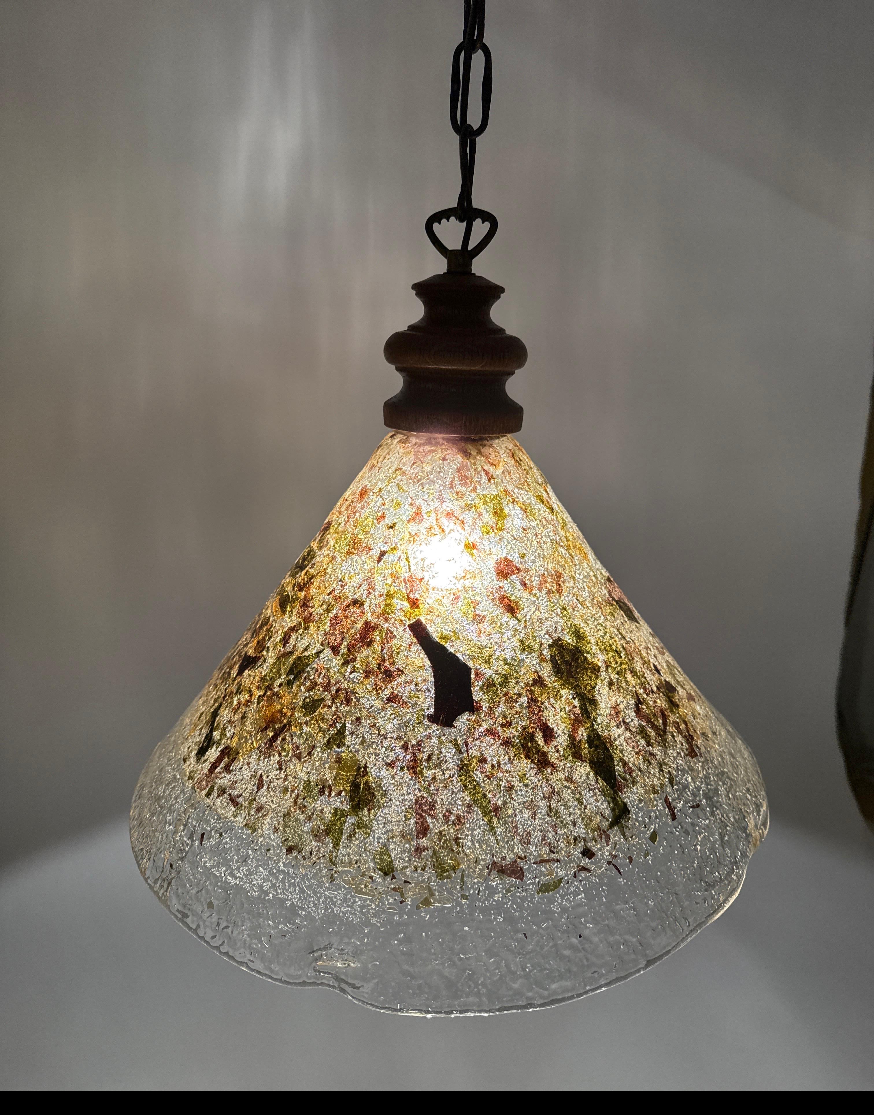 Lámpara colgante en forma de cono de cristal de Murano macizo y roble Latón en venta