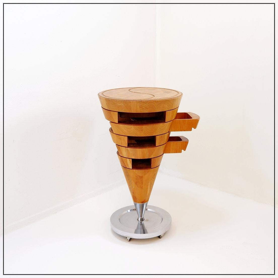 Kegelförmiger Küchenblock mit Schubladen
Küchenblock - Design Möbel
Maße: Ø 50cm H: 85,5cm 
Gewicht: 100 kg
MATERIALIEN : Massivholz - Stahl 