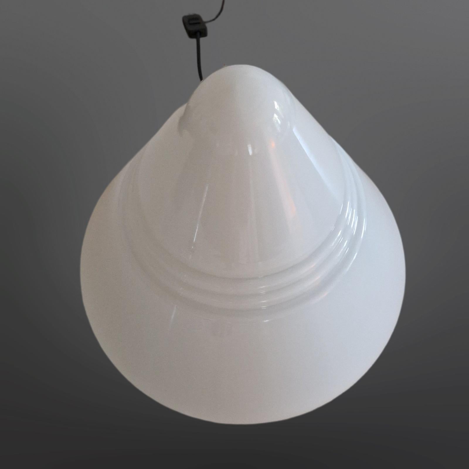 Cone shaped opaline table lamp, Netherlands 1960s In Good Condition For Sale In ECHT, NL