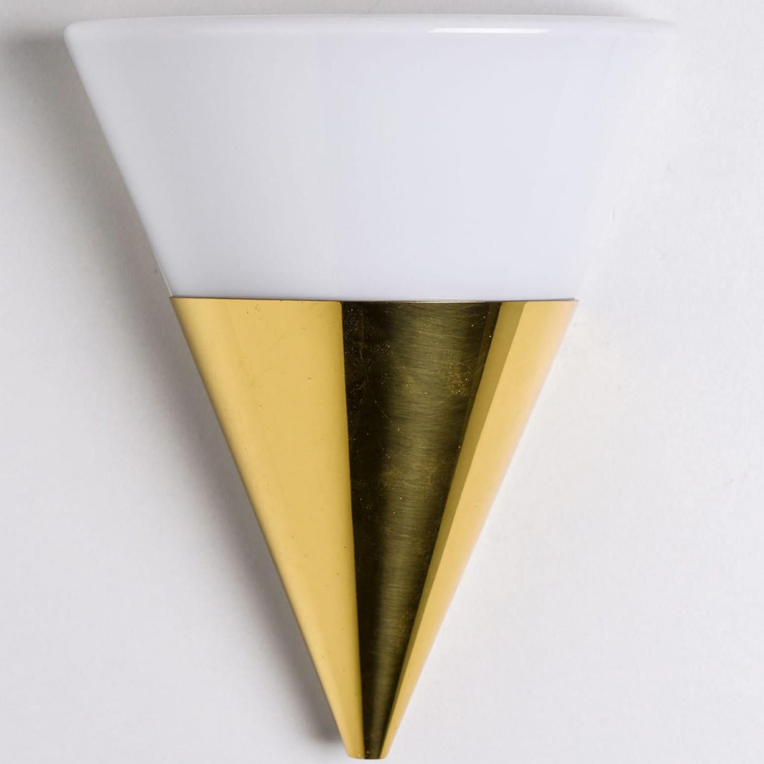Applique a forma di cono in vetro opaco bianco con dettagli in ottone. Prodotto da Glashütte Limburg in Germania negli anni Settanta. (inizio anni '70).

Ottima fattura. Design minimale, geometrico e dalle forme semplici.

Dimensioni:
Altezza 9,84