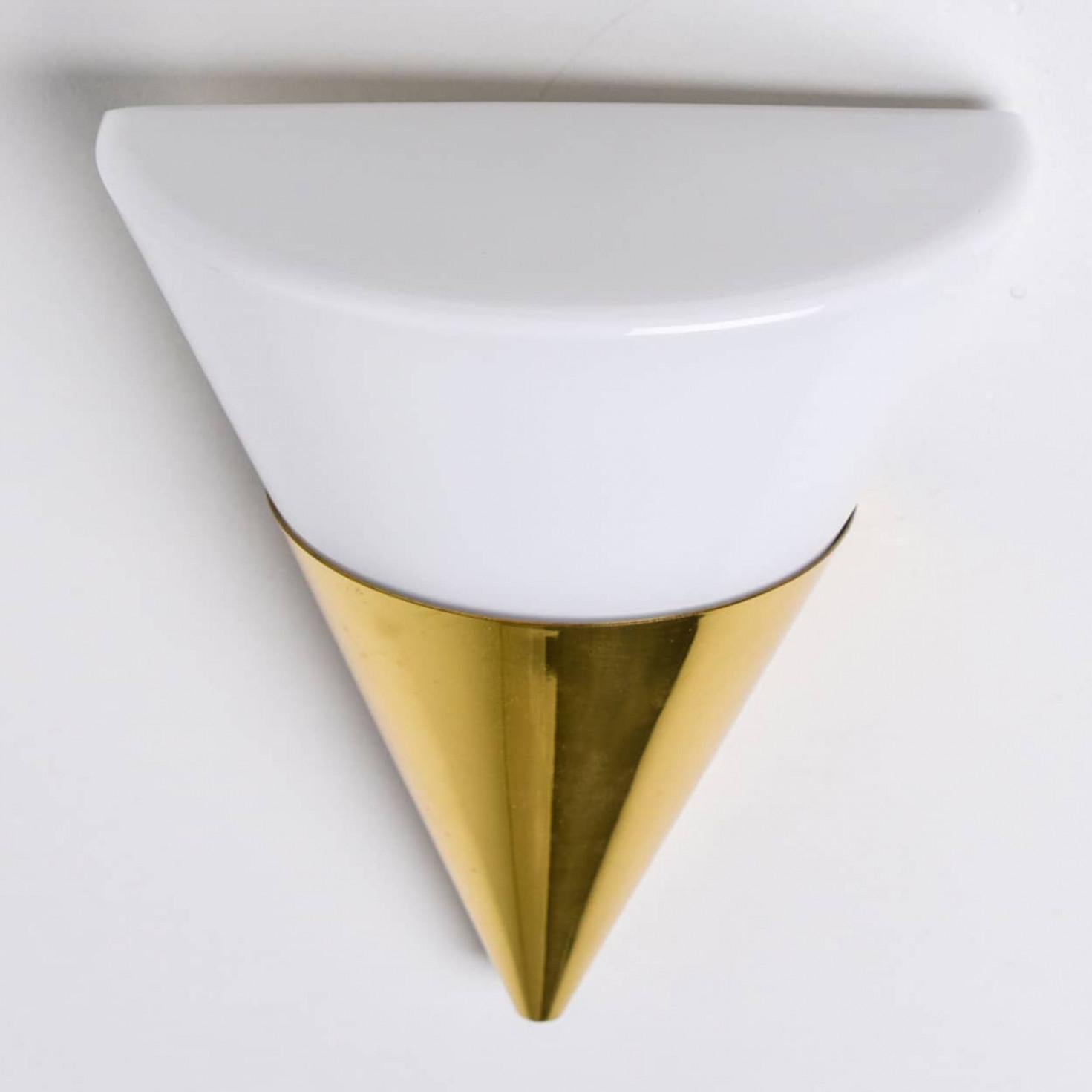 Mid-Century moderno Applique in vetro bianco opaco a forma di cono di Glashütte Limburg in vendita