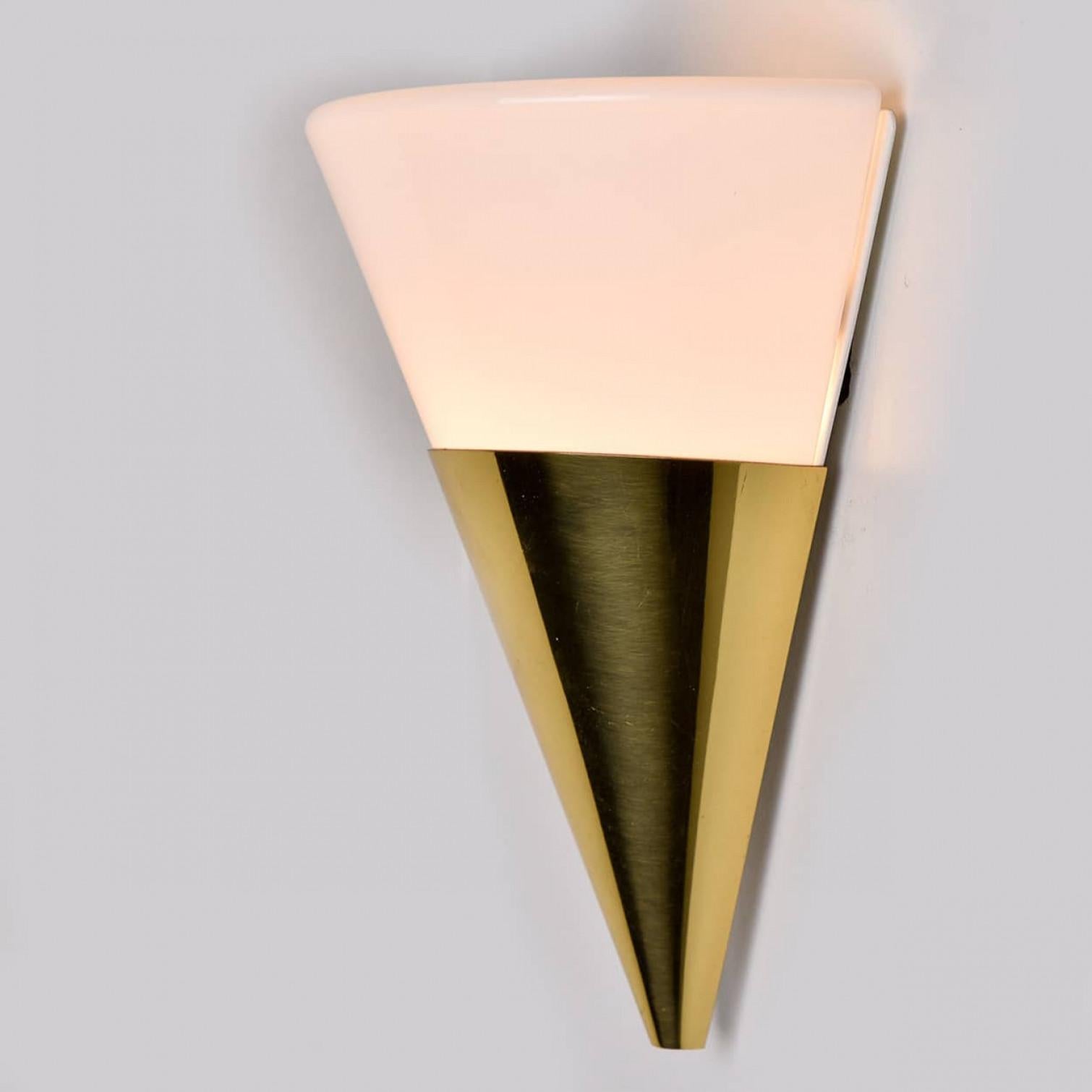 XX secolo Applique in vetro bianco opaco a forma di cono di Glashütte Limburg in vendita