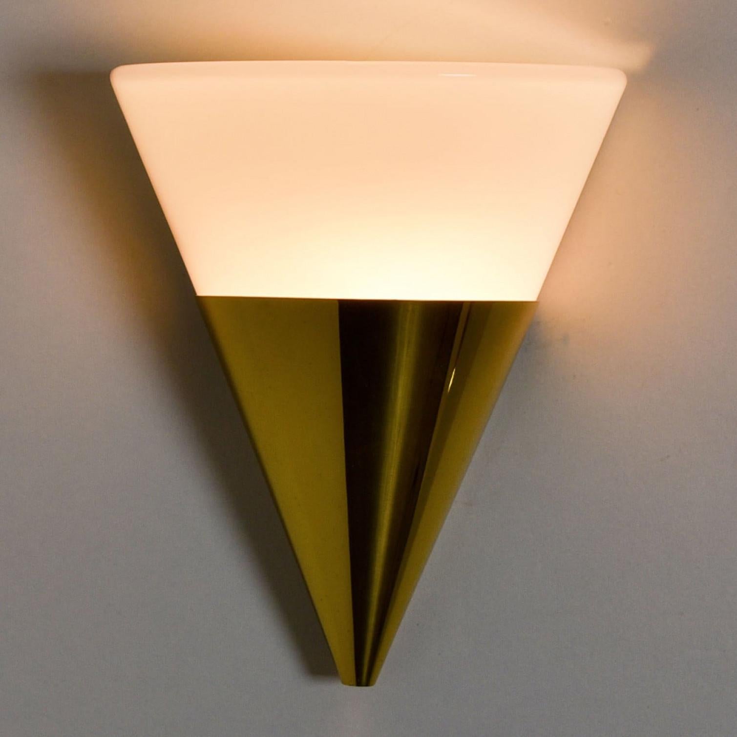 Applique in vetro bianco opaco a forma di cono di Glashütte Limburg in vendita 1