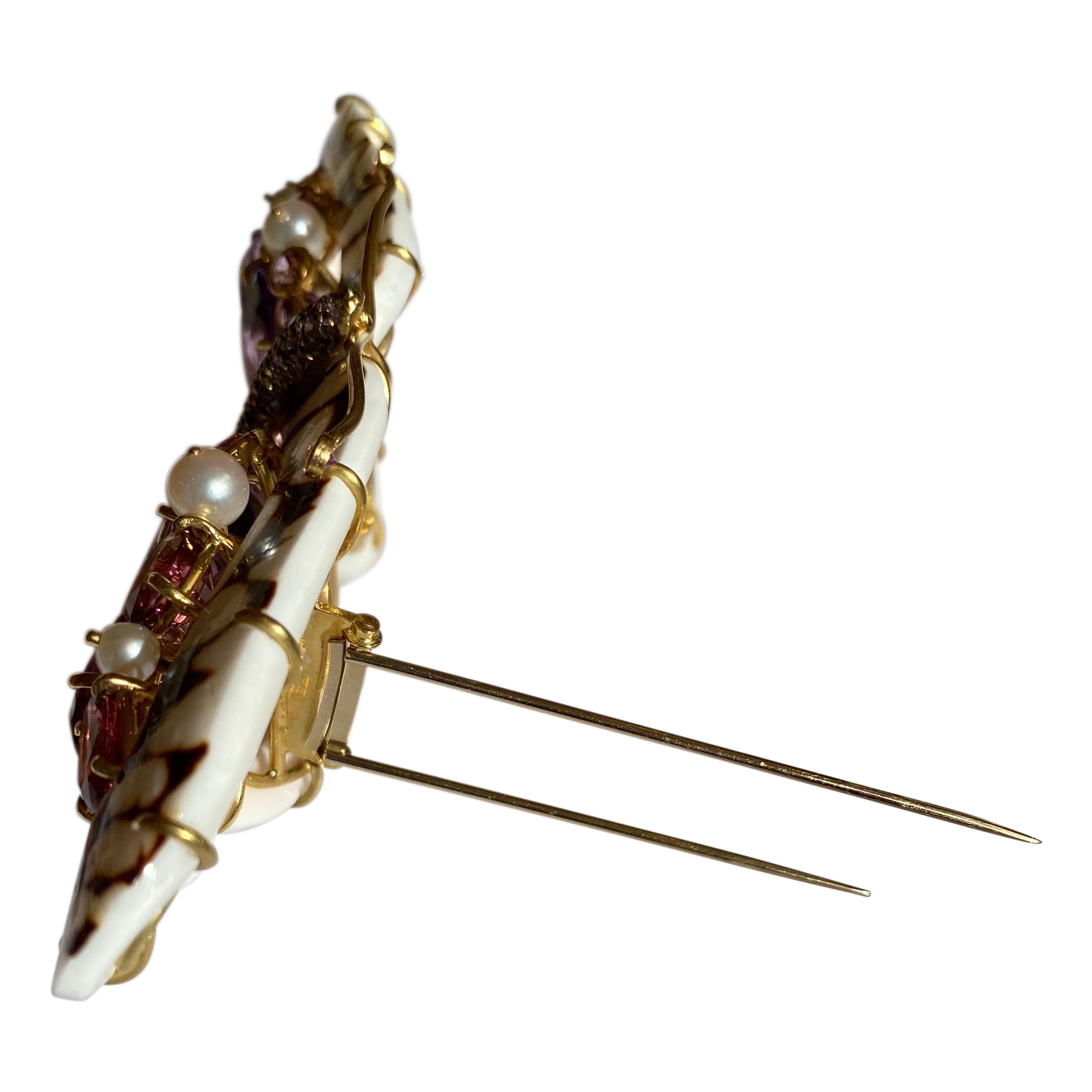 Sorab & Roshi Muschel-Schmetterlingsnadel mit Amethyst, Turmalin, Perlen und Saphir im Zustand „Neu“ im Angebot in Greenwich, CT