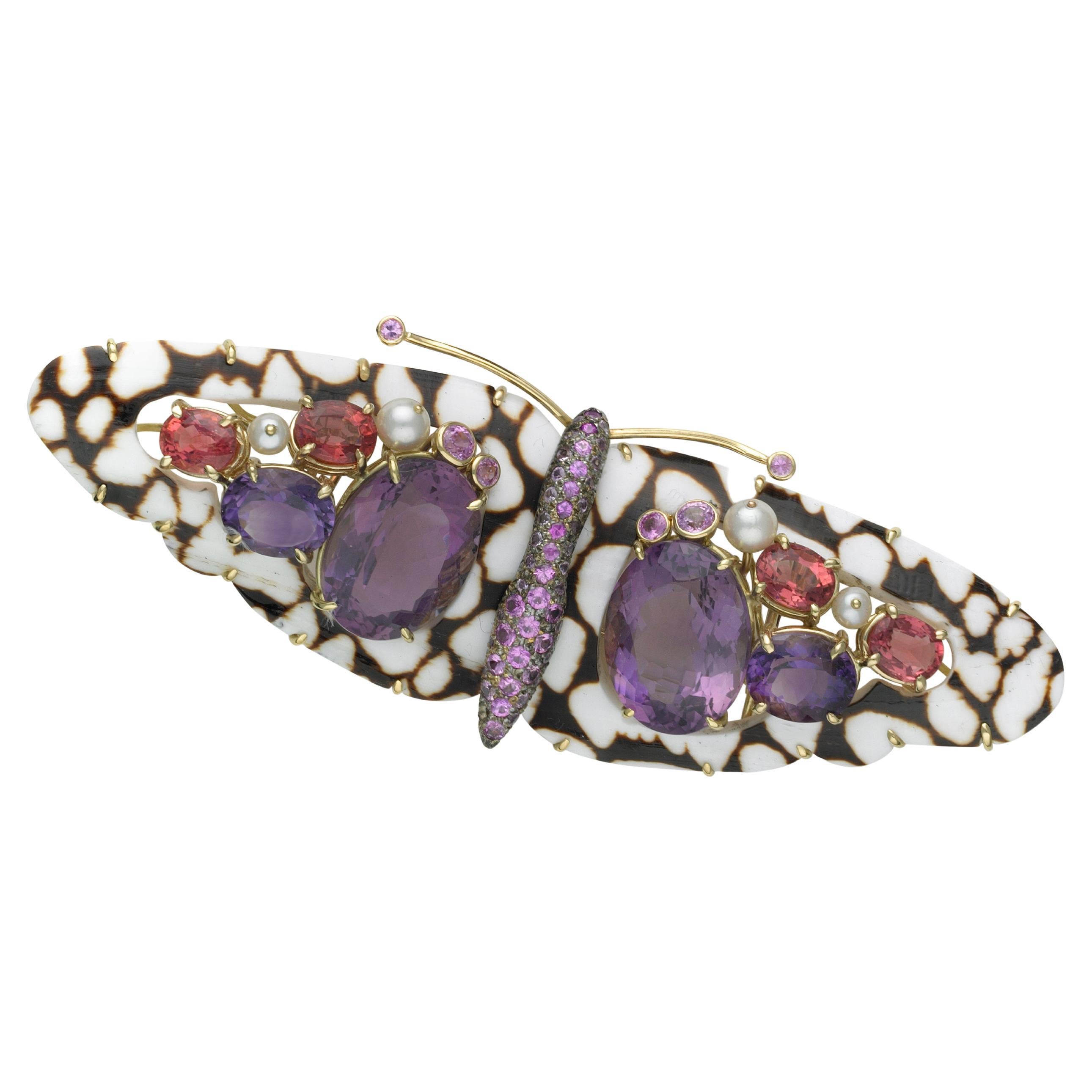Sorab & Roshi Muschel-Schmetterlingsnadel mit Amethyst, Turmalin, Perlen und Saphir im Angebot