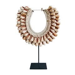 Collar de concha cónica sobre soporte, Papúa Nueva Guinea
