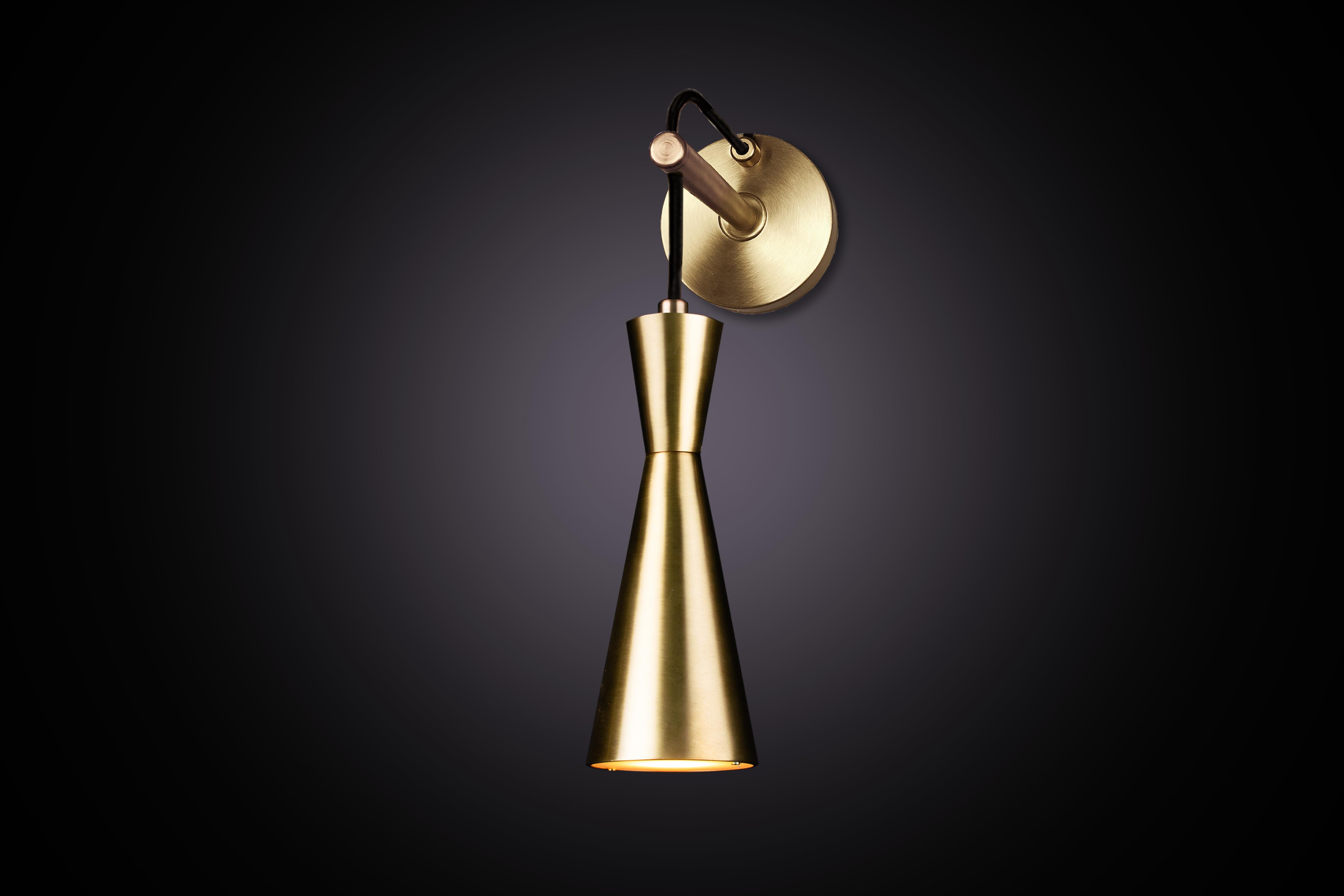 Cone está diseñado para mostrar la belleza y la elegancia atemporal de la simetría geométrica. Cada cono está mecanizado a partir de un bloque macizo de latón.

Tamaño: Alto 33 cm x Ancho 8 cm x Fondo 15 cm
Bombilla LED GU10.