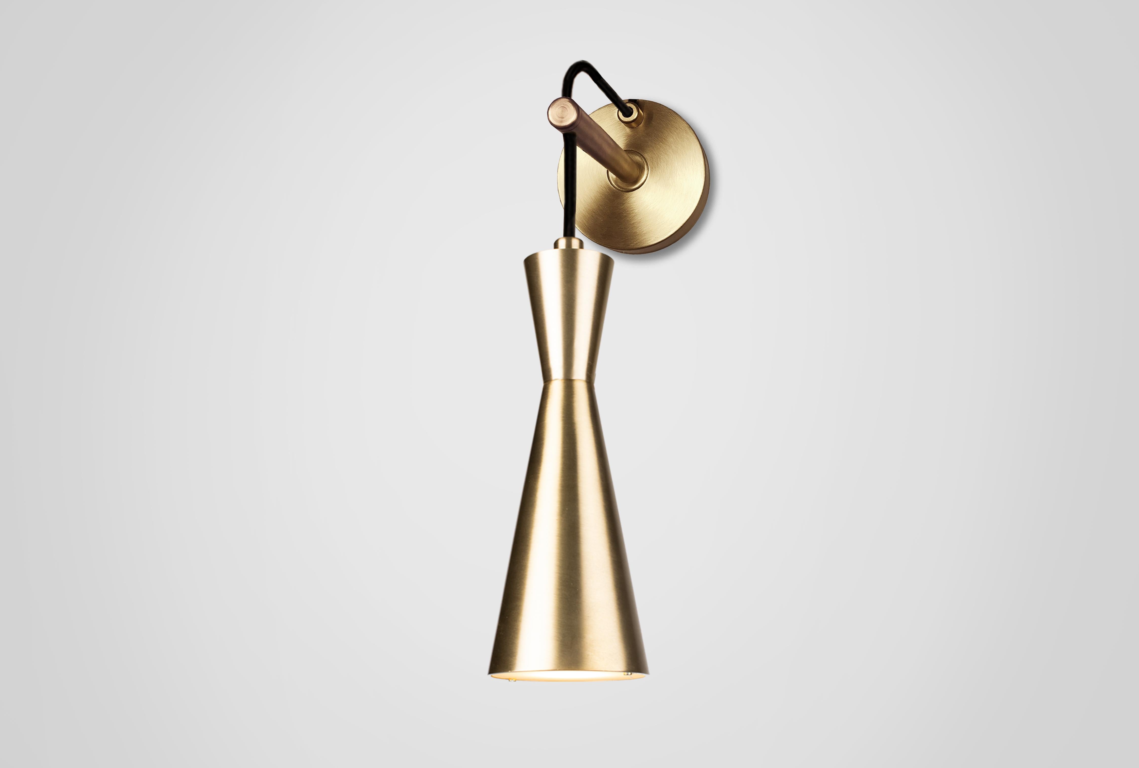 Lámpara de pared cónica 'Medium' de Marc Wood, Lámpara de latón hecha a mano con bombilla LED GU10 Británico en venta