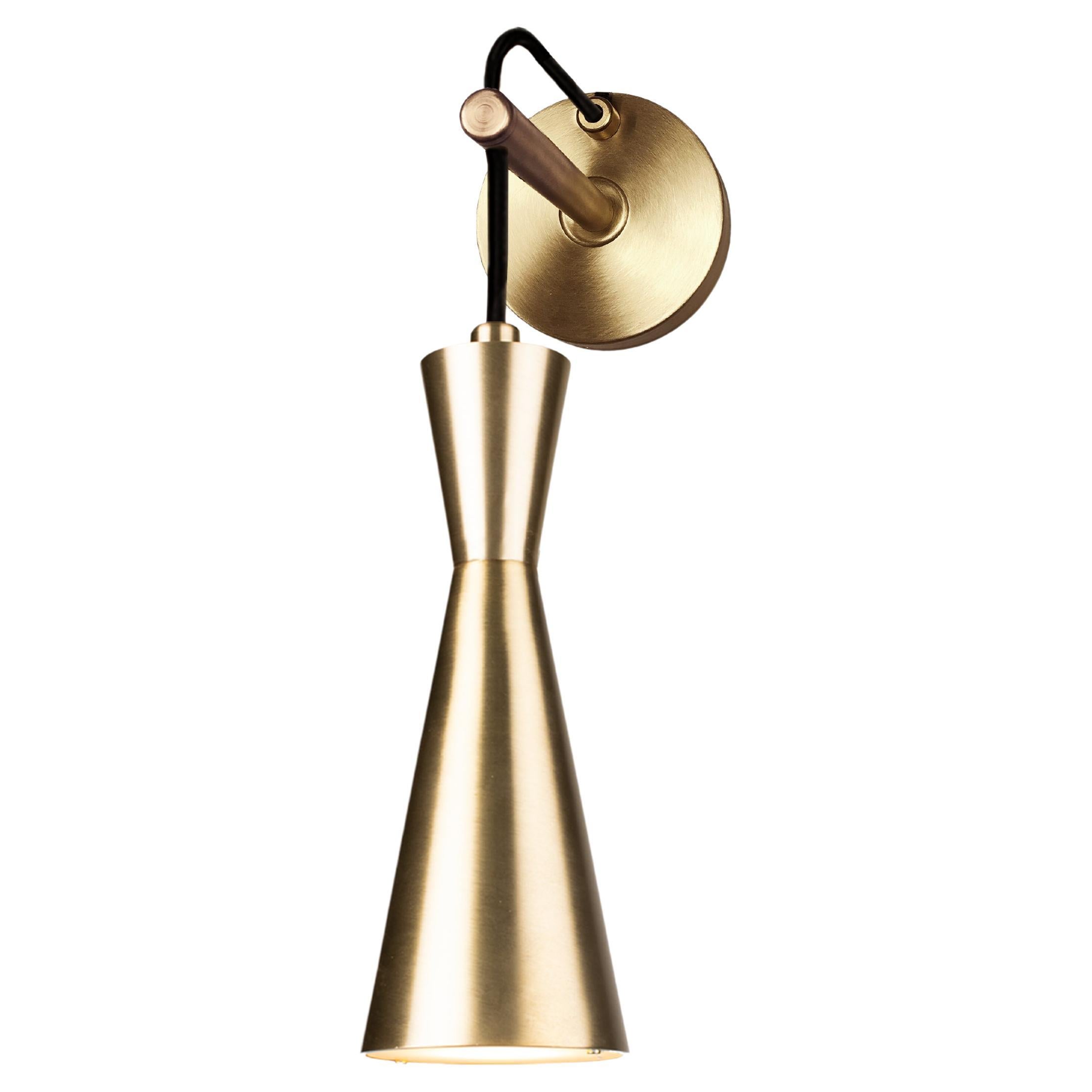 Lampada da parete a cono 'Medium' di Marc Wood, lampada in ottone fatta a mano con lampadina LED GU10