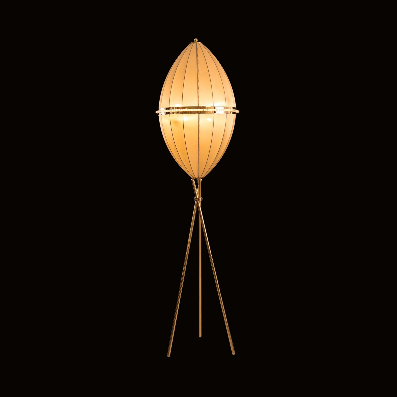 Lampadaire tripode avec abat-jour en tissu et boules de verre en cristal
La plupart des composants sont conformes aux réglementations UL. Moyennant un supplément, nous établissons une liste et un label UL pour nos appareils.



