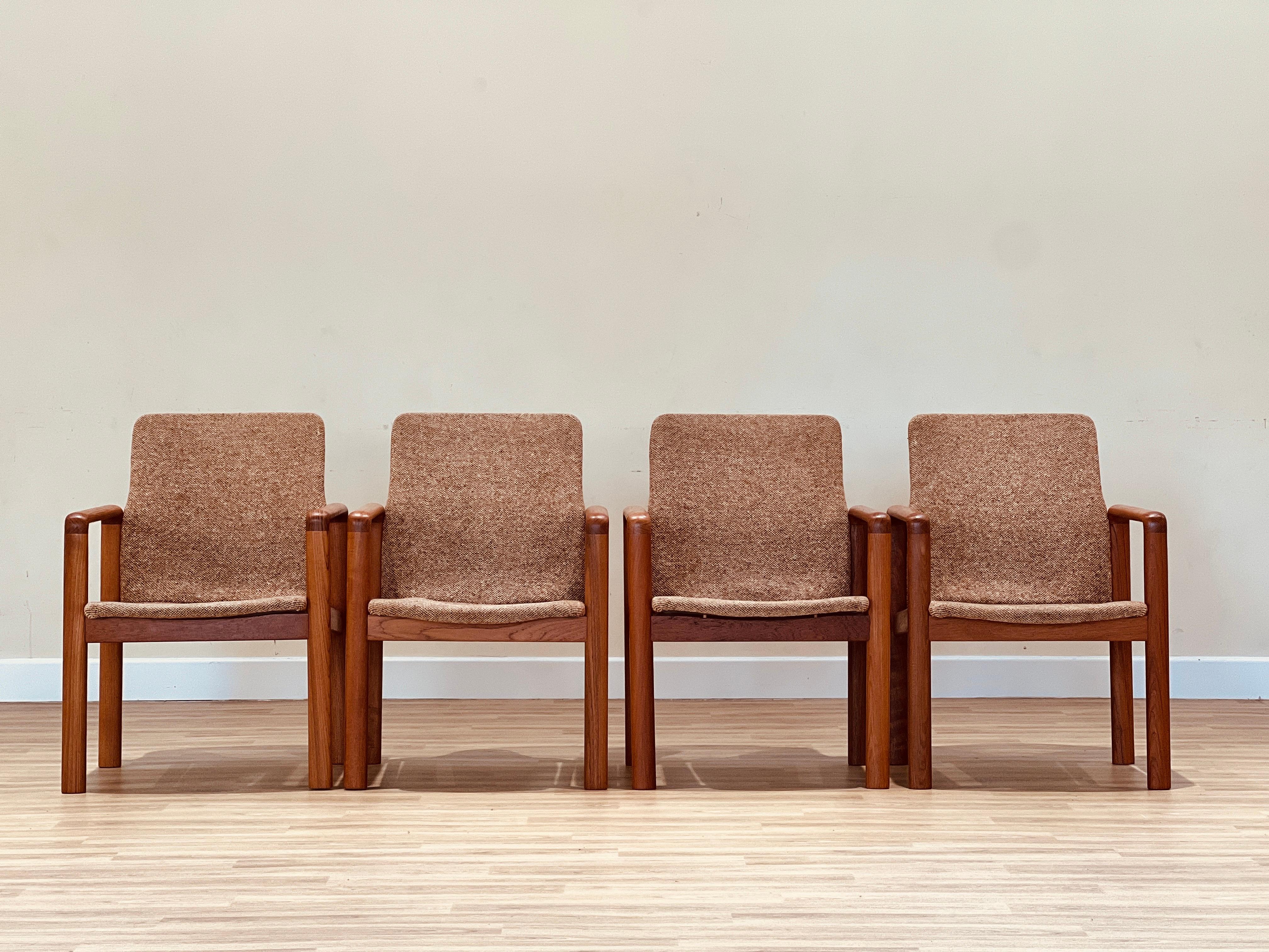 Dieses atemberaubende Set aus vier Sesseln ist ein wahres Kunstwerk. Sie wurden in den frühen 70er Jahren von dem renommierten dänischen Möbelhersteller Dyrlum entworfen und sind der Inbegriff von Raffinesse und Stil. Die als Konferenzstühle