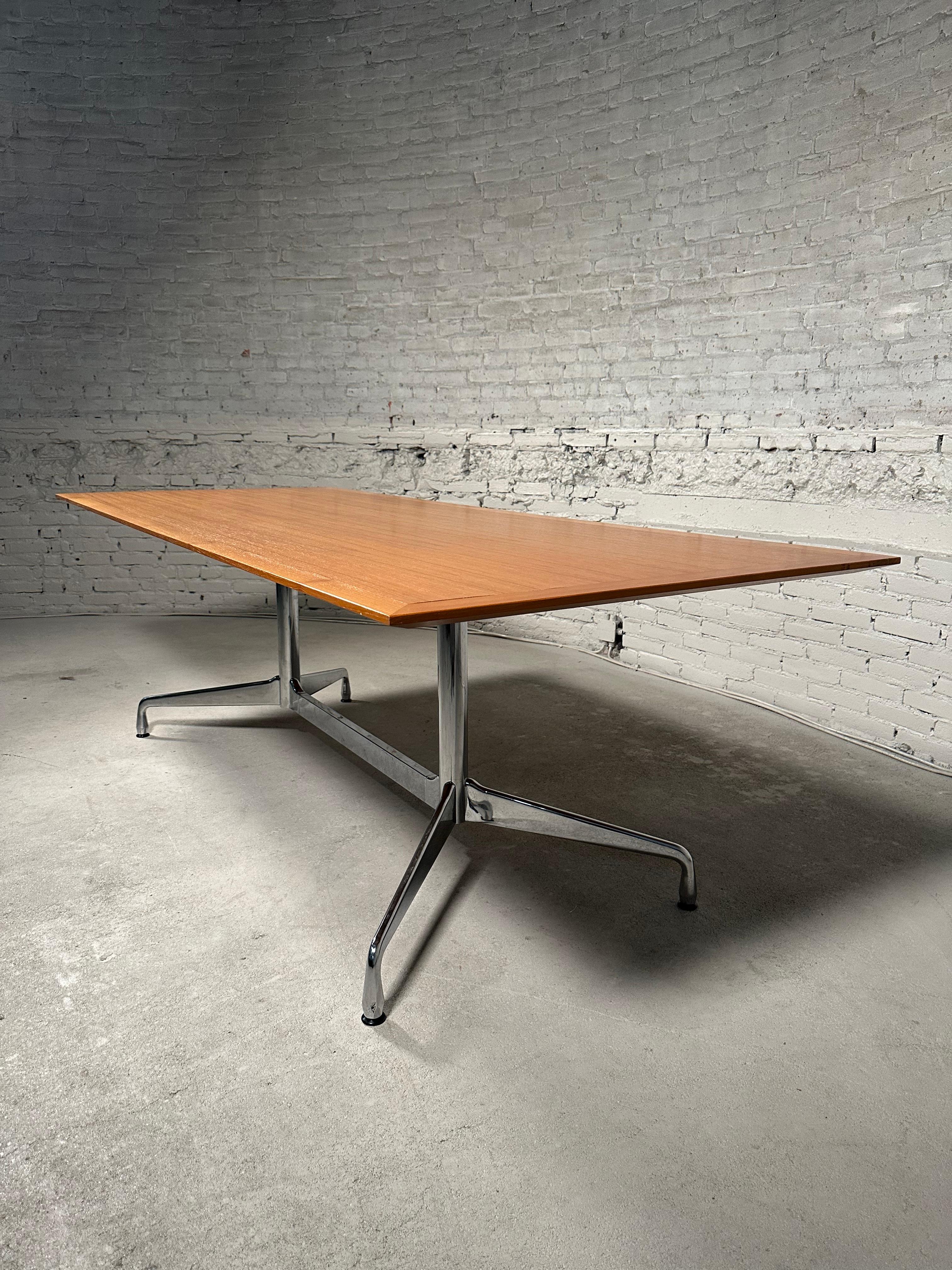 20ième siècle Table de conférence/de salle à manger Charles & Ray Eames pour Vitra en vente