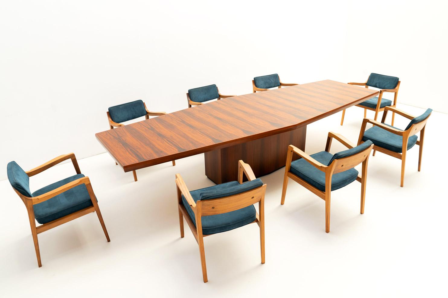 Grande tavolo da conferenza in legno impiallacciato degli anni '60

Questo grande tavolo da conferenza, realizzato con una superba impiallacciatura di legno, è stato progettato per fare bella figura in qualsiasi sala riunioni. Il tavolo è composto