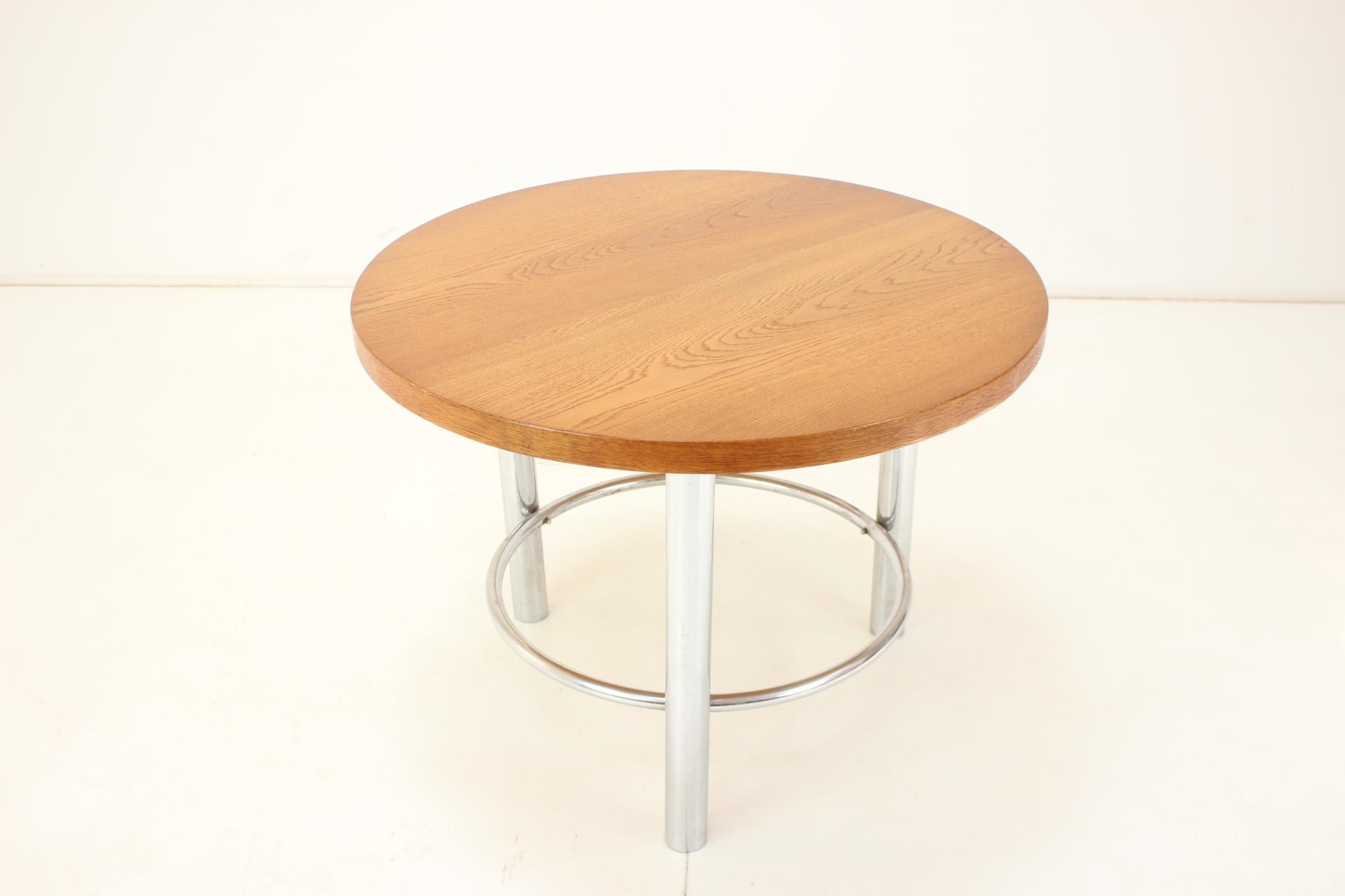 Prodotto in Cecoslovacchia
Realizzato in legno e cromo
Buone condizioni originali
Parzialmente restaurato.
