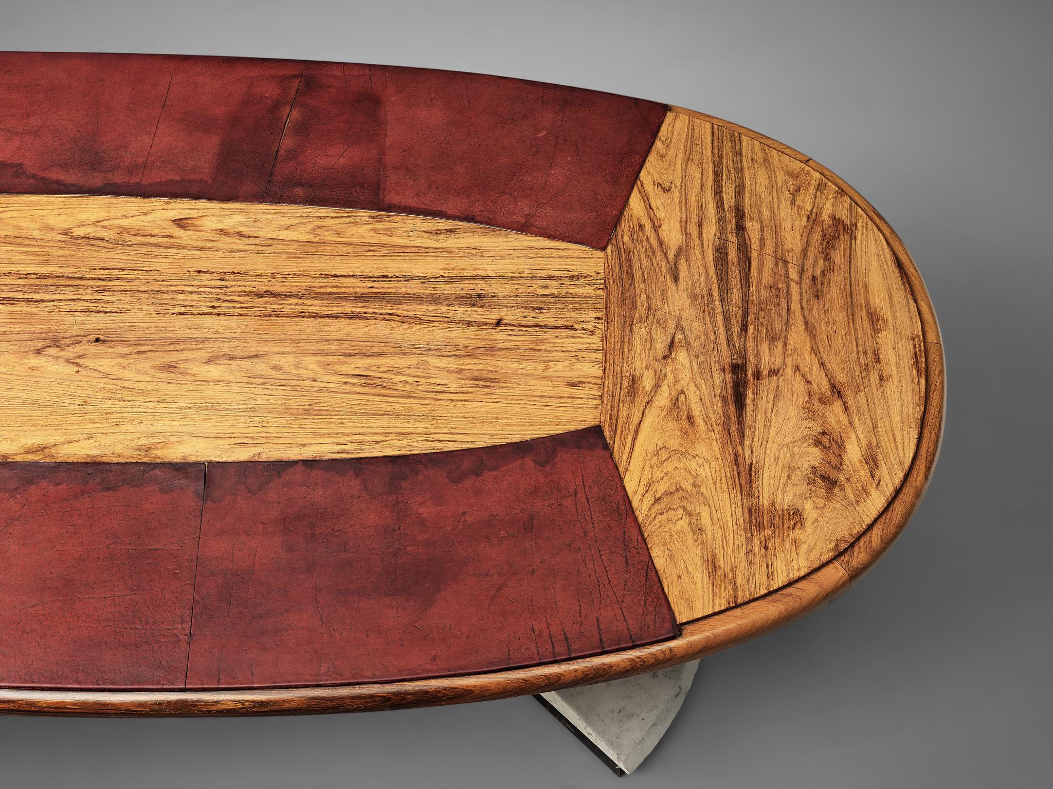 Postmoderne Table de conférence en noyer, marbre de Carrare et cuir rouge  en vente