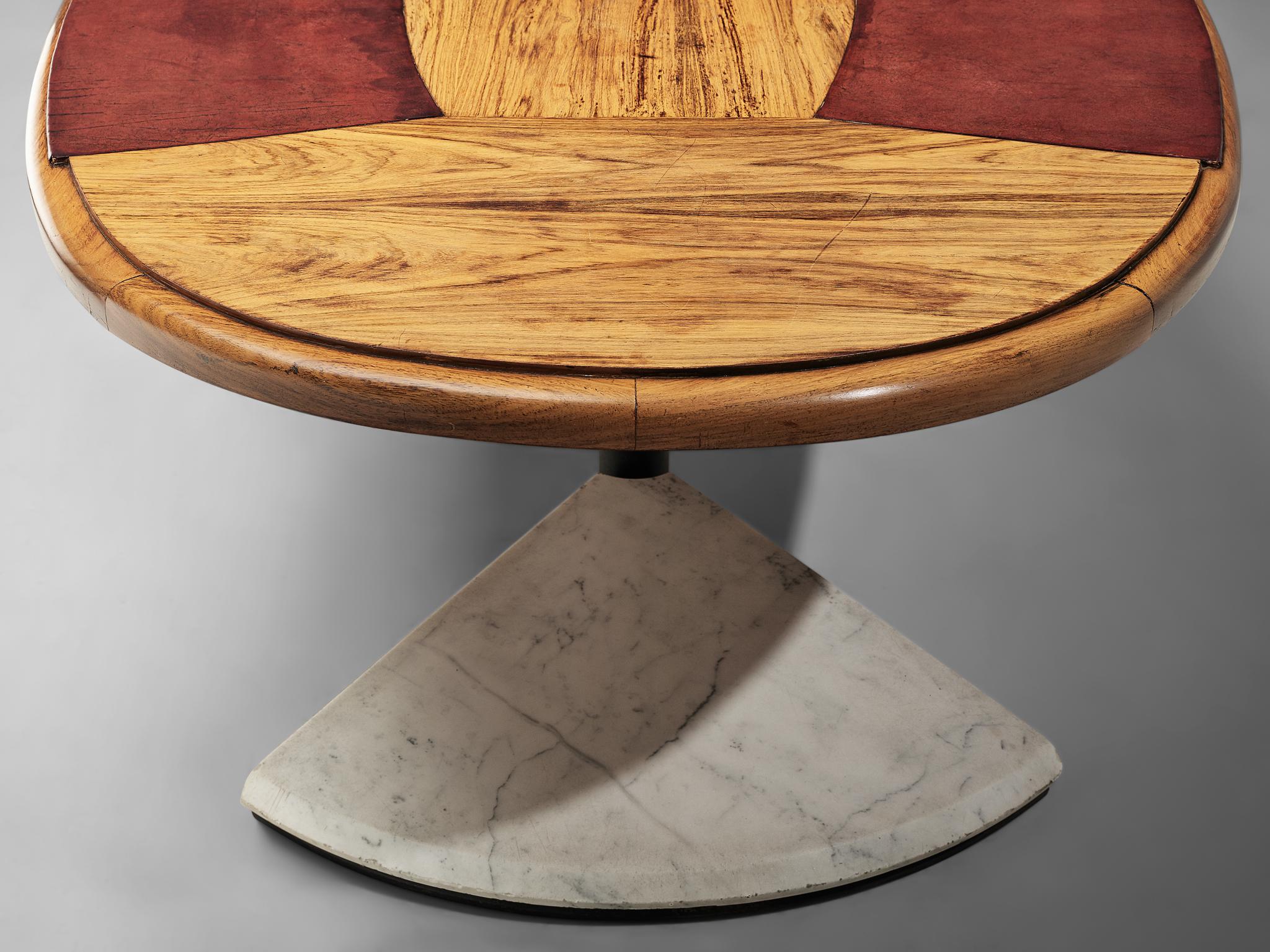 Fin du 20e siècle Table de conférence en noyer, marbre de Carrare et cuir rouge  en vente