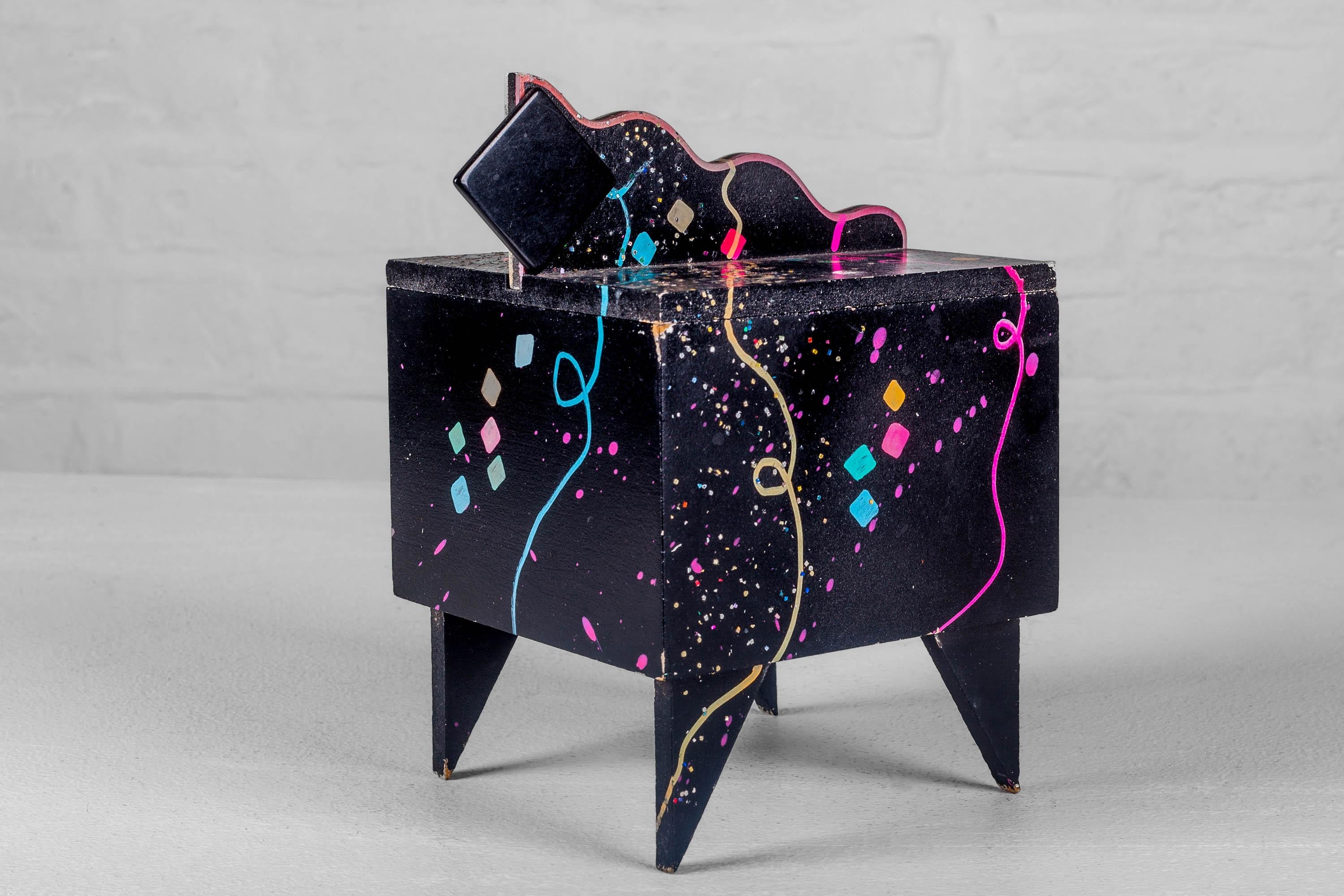 Bois Confetti, boîte à bijoux laquée des années 1980 par Hollis Fingold, signée USA en vente