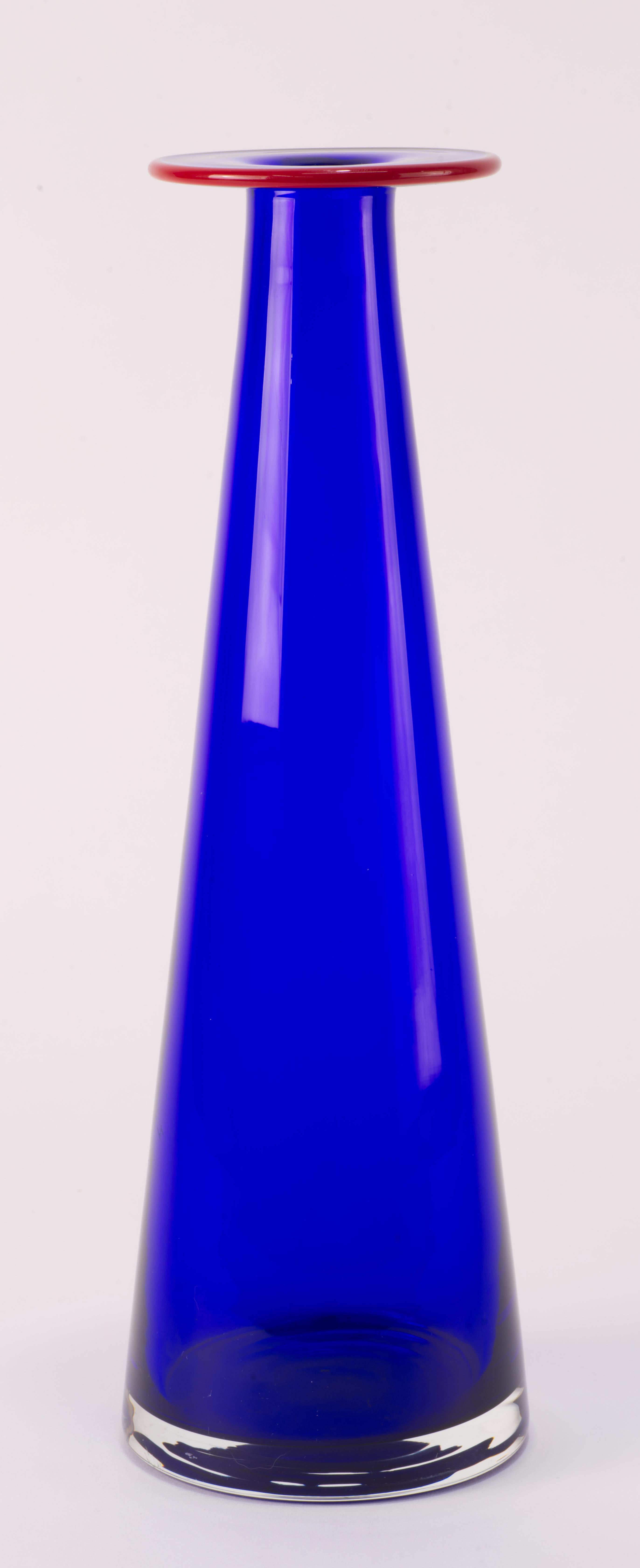  Le vase architectural sommerso bleu cobalt avec un accent rouge minimaliste sur le bord a été conçu par Erika Lagerbielke pour Orrefors Sweden dans le cadre de la série Confetti. Le verre cobalt brillant et intense est entouré de verre clair, ce