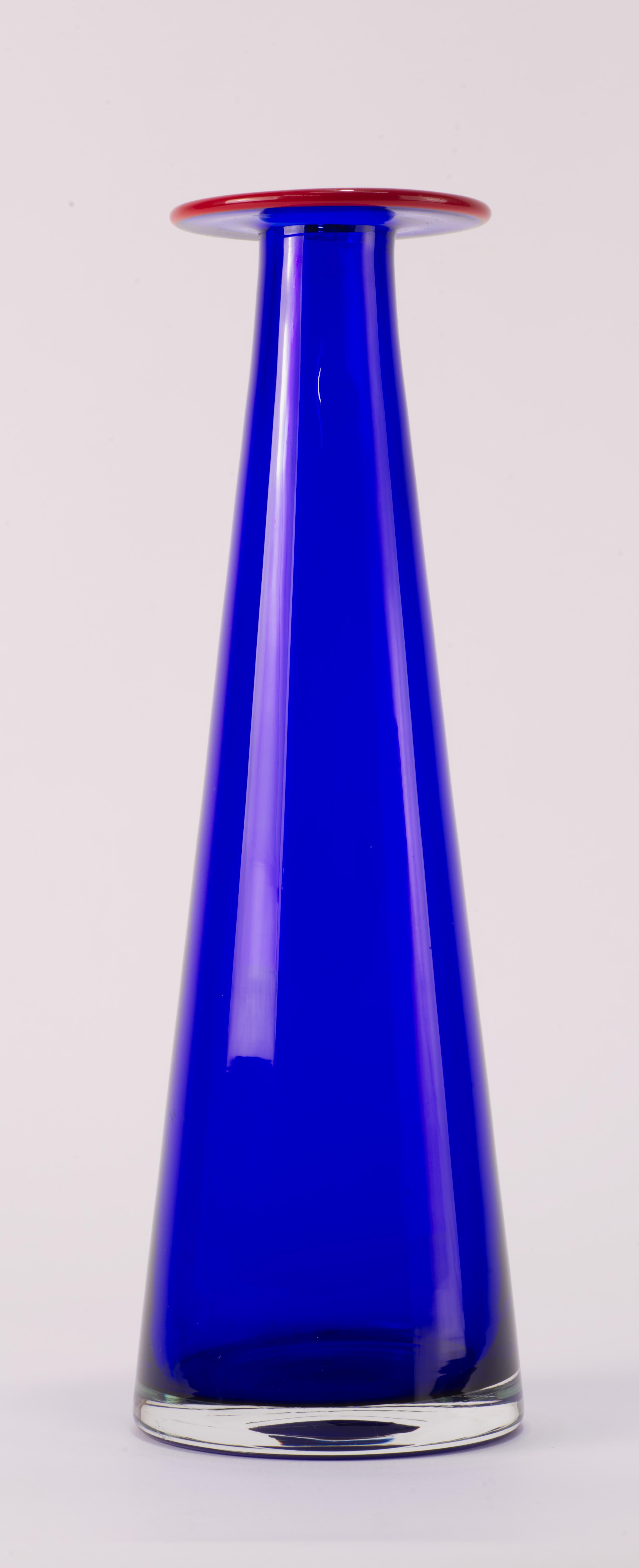Scandinave moderne Vase Confetti bleu cobalt et rouge d'Erika Lagerbielke pour Orrefors Suède en vente