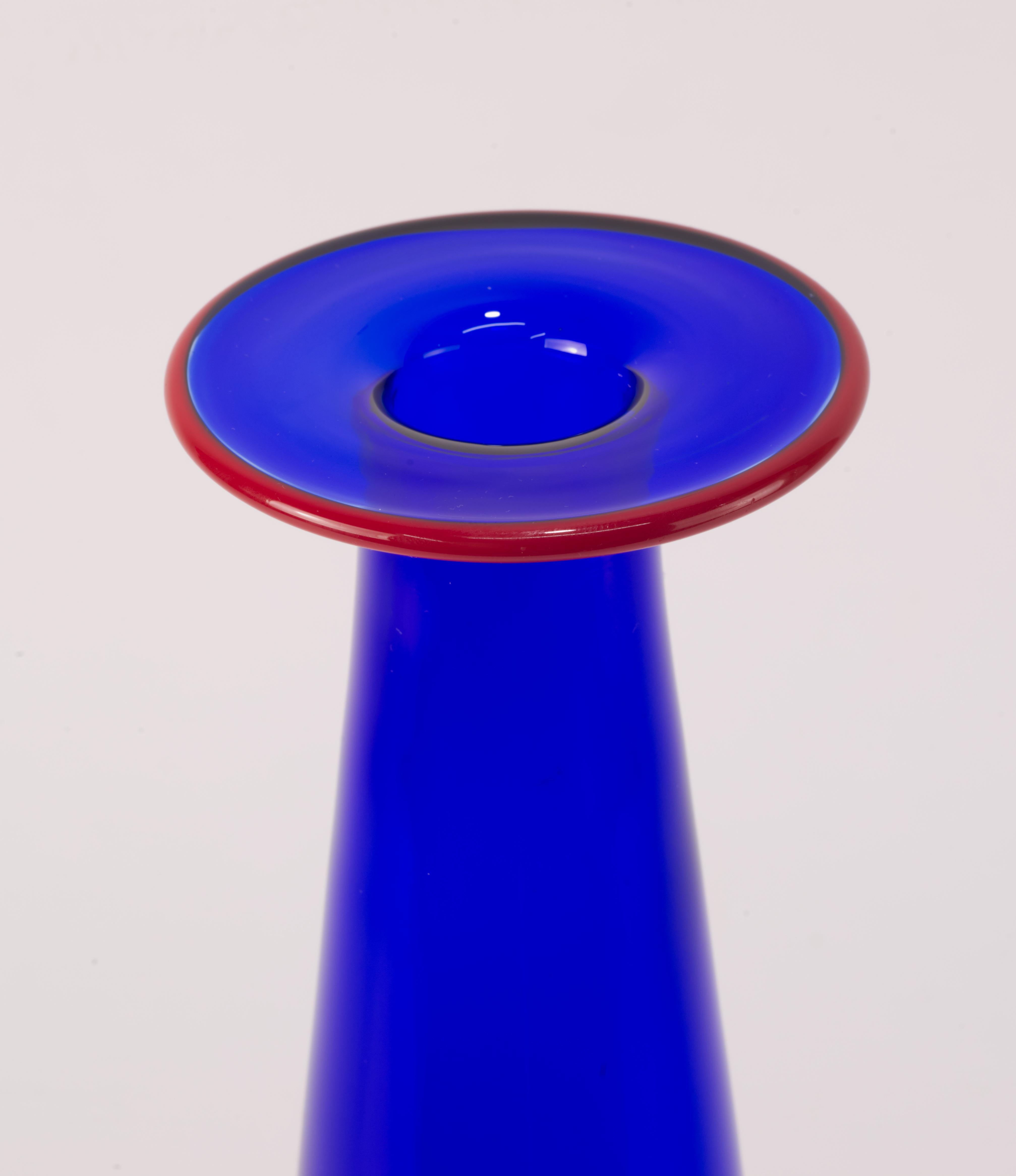 Suédois Vase Confetti bleu cobalt et rouge d'Erika Lagerbielke pour Orrefors Suède en vente