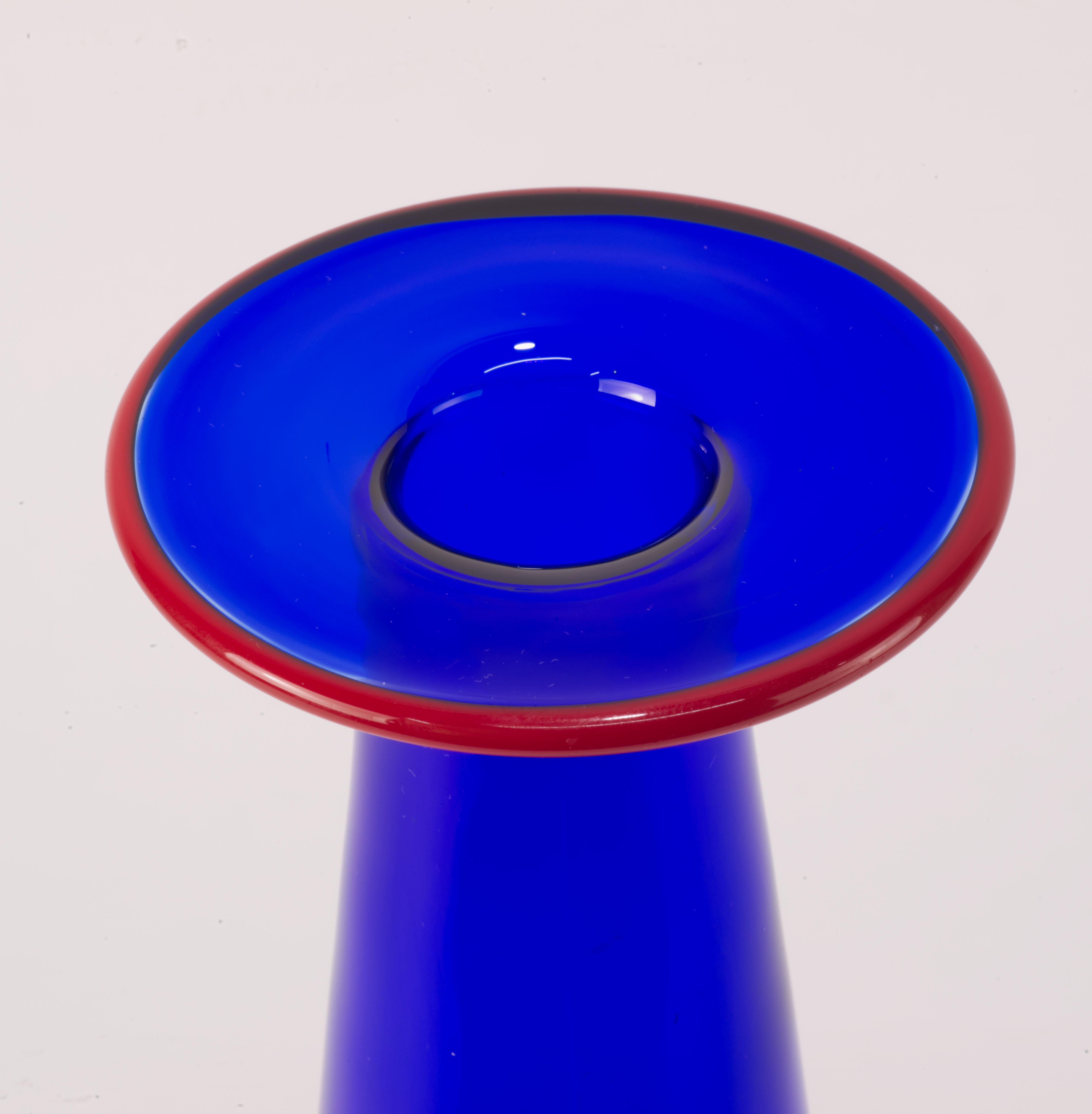 Fait main Vase Confetti bleu cobalt et rouge d'Erika Lagerbielke pour Orrefors Suède en vente