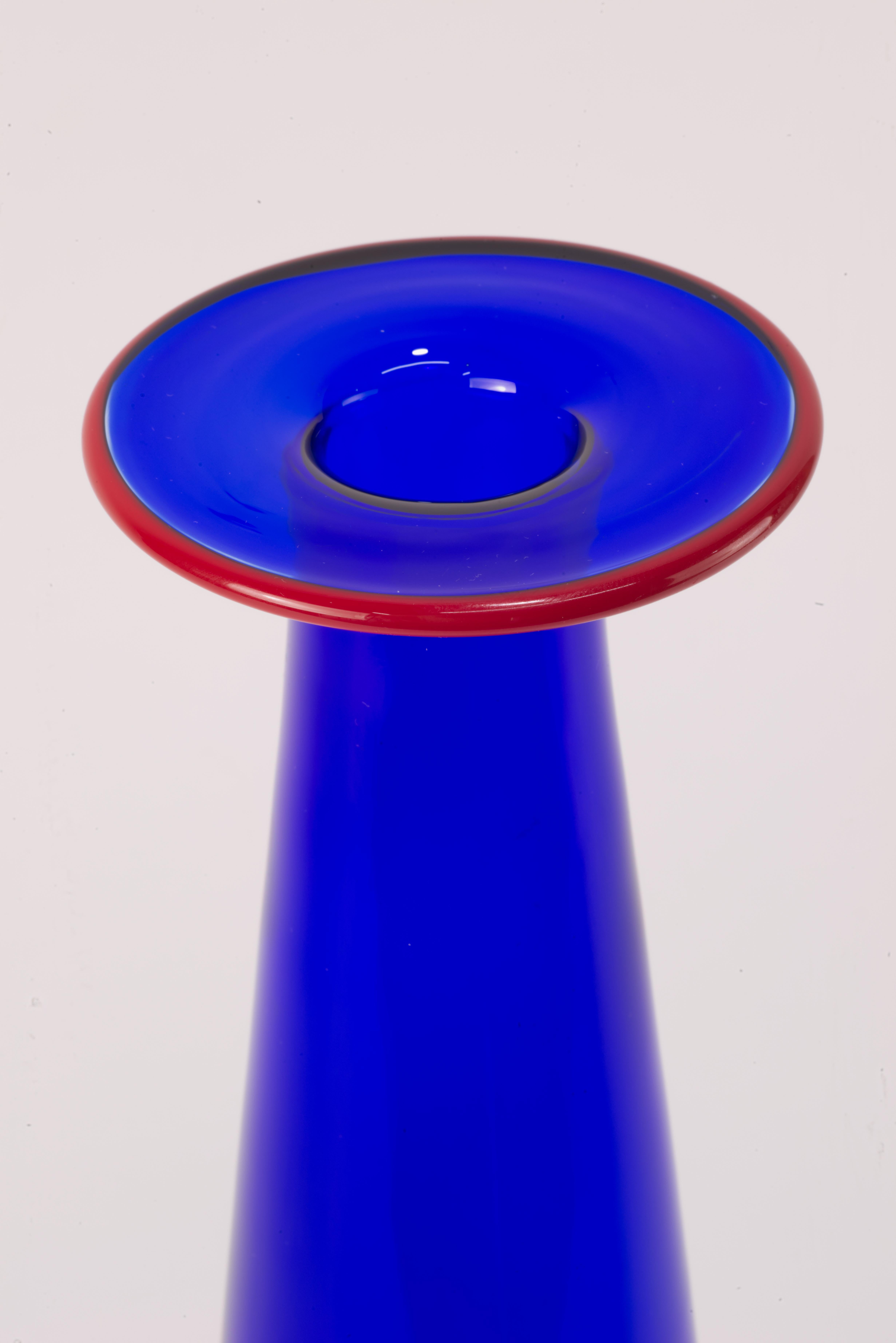 Vase Confetti bleu cobalt et rouge d'Erika Lagerbielke pour Orrefors Suède Bon état - En vente à Clifton Springs, NY