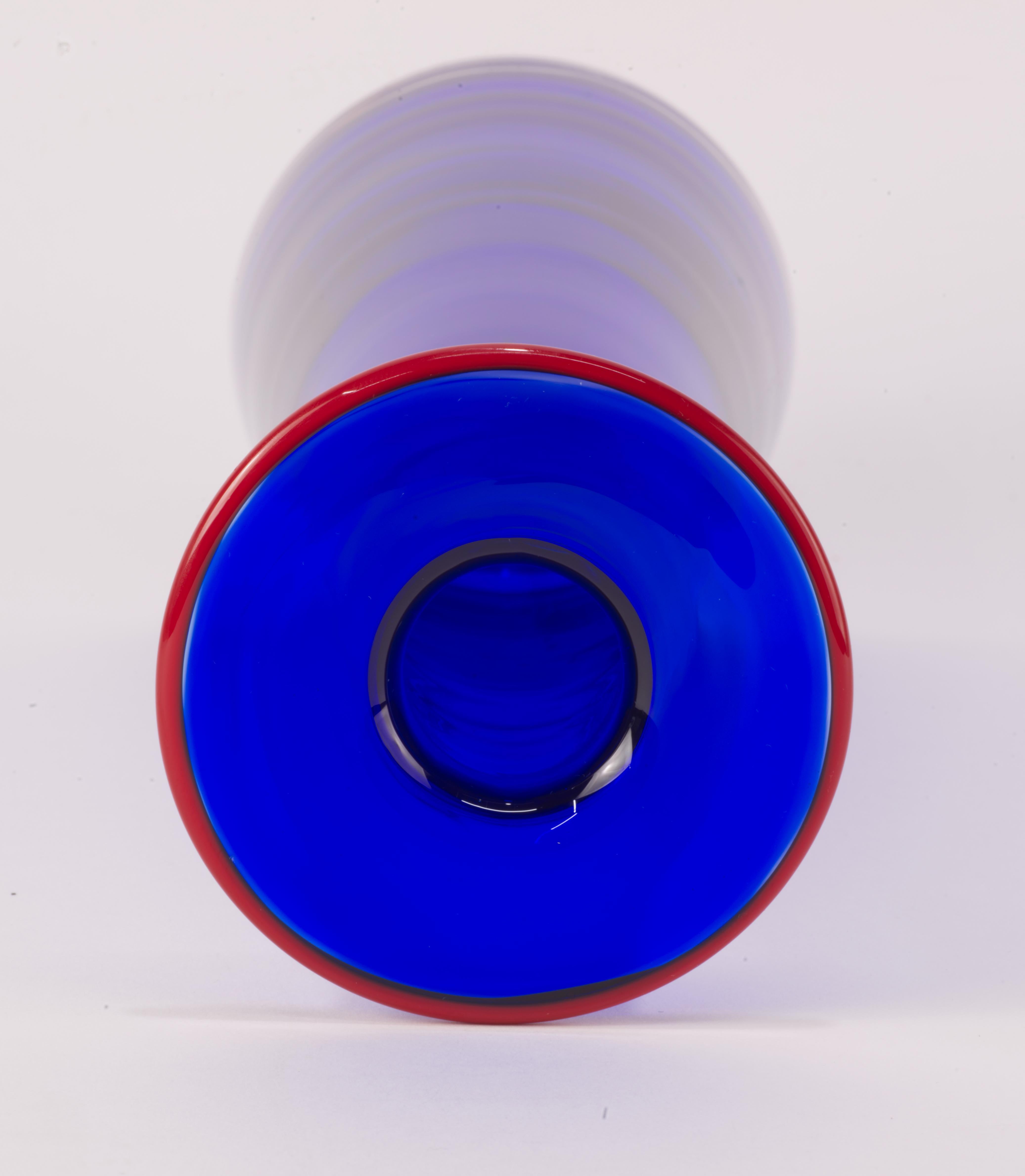 20ième siècle Vase Confetti bleu cobalt et rouge d'Erika Lagerbielke pour Orrefors Suède en vente